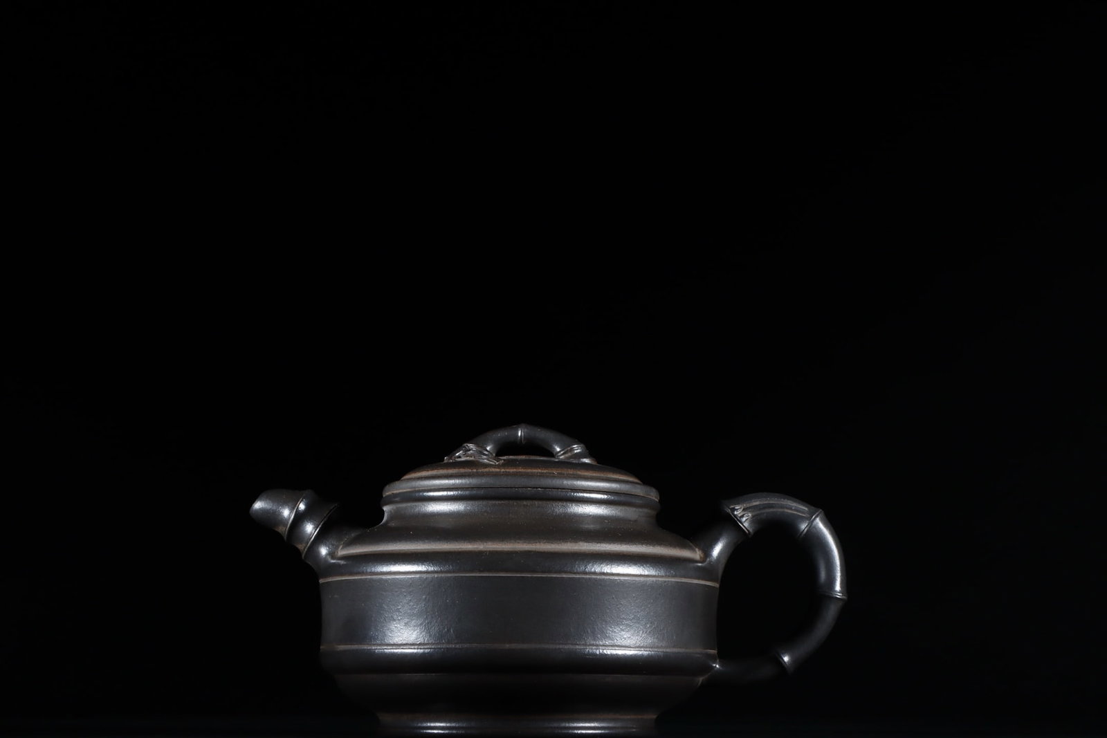 A Exquisite Zhukexing Mark Purple Sands Ewer: A Exquisite Zhukexing Mark Purple Sands Ewer,Republic of China,With Mark,Size:3.7inx6.9in 朱可心款紫砂壶,民国,带款