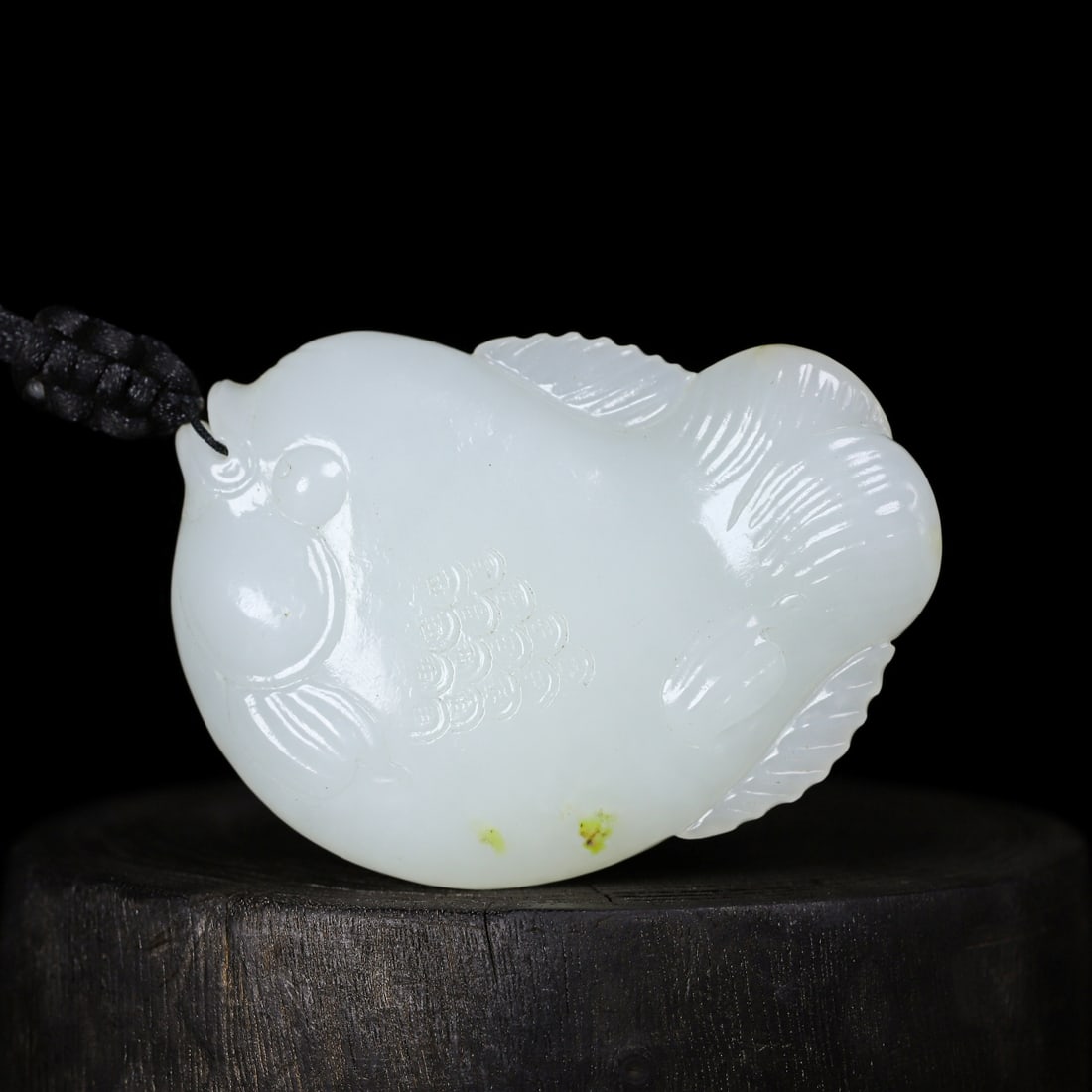 A Exquisite Hotan Jade Fish Ornament: A Exquisite Hotan Jade Fish Ornament,Ming Dynasty, China,Size:3inx2.2inx0.8in,Weight:131.1g 和田玉鱼摆件,中国明代