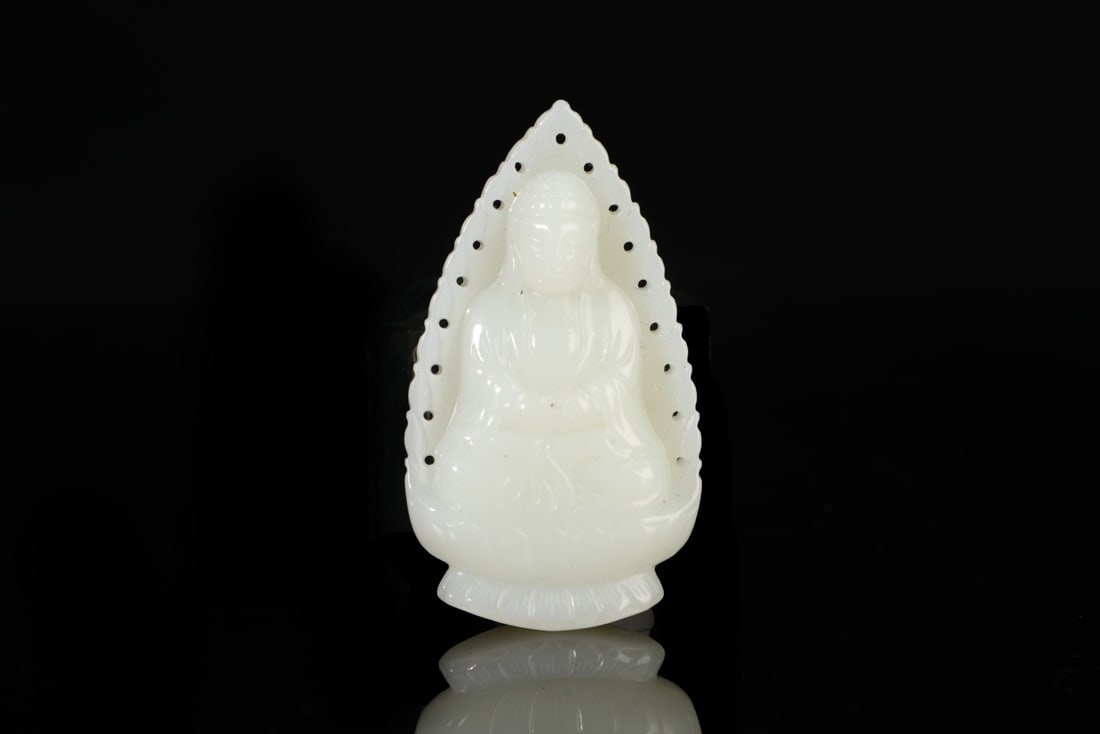 A Exquisite Hotan Jade Statue of Avalokitesvara Pendant: A Exquisite Hotan Jade Statue of Avalokitesvara Pendant,Qing Dynasty, China,Size:2.2inx1.4in,Weight:40g 和田玉观音挂件,中国清代
