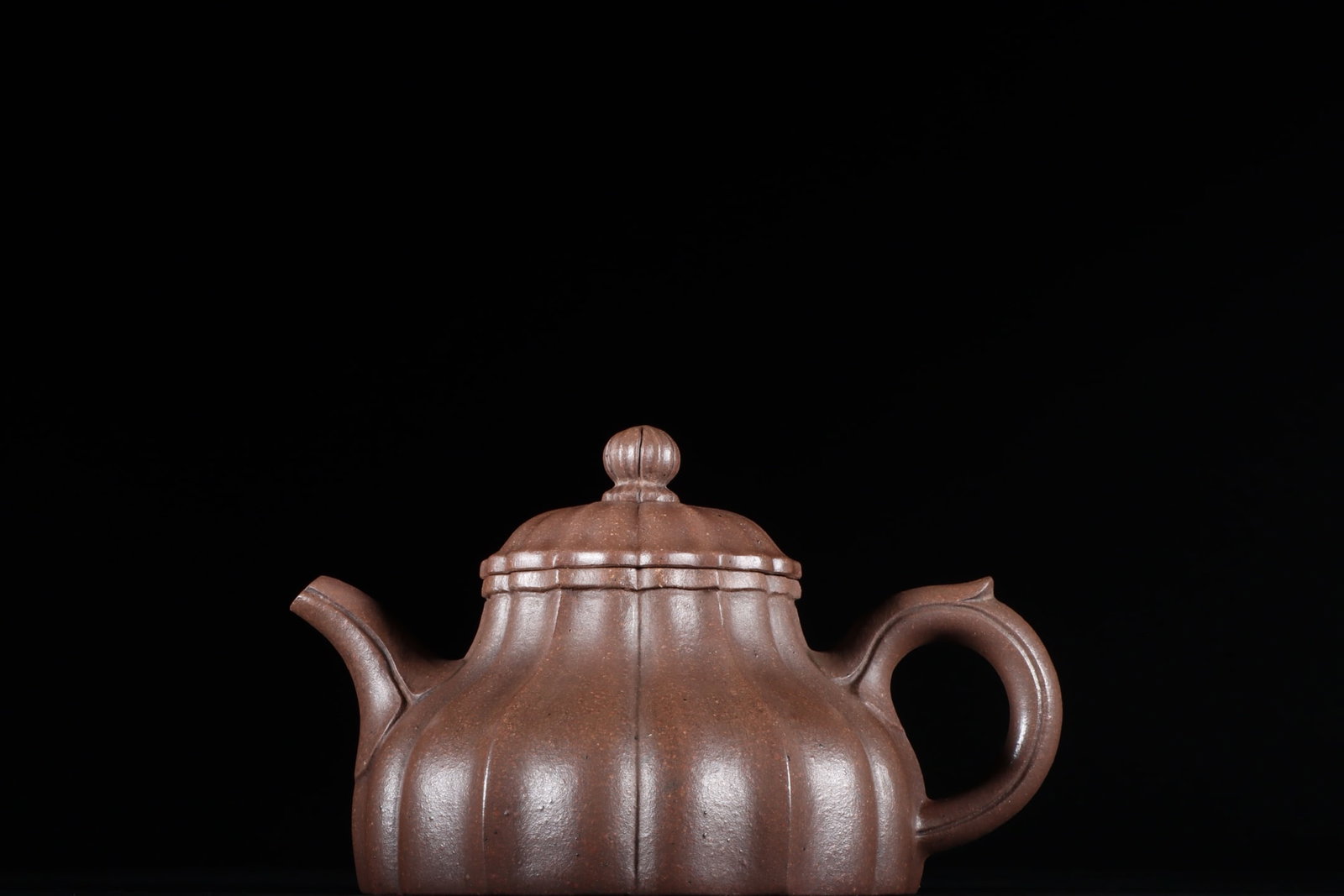 A Exquisite Purple Sands Chrysanthemum Petal Ewer: A Exquisite Purple Sands Chrysanthemum Petal Ewer,Ming Dynasty, China,With Mark,Size:3.8inx6.1in 紫砂菊瓣壶,中国明代,带款