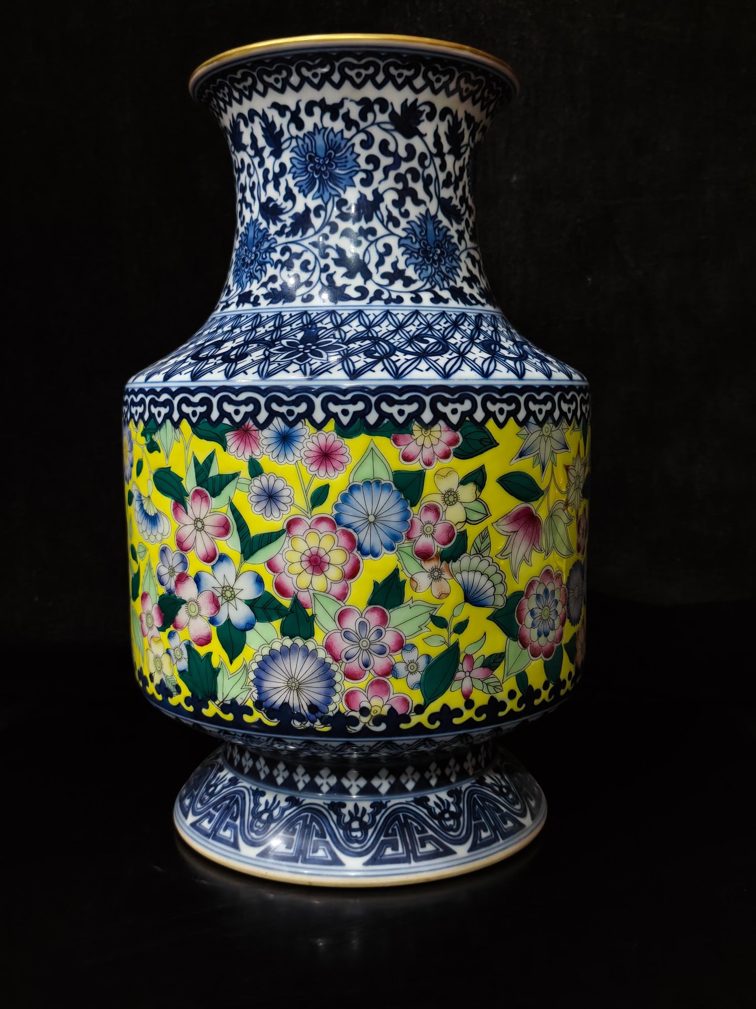 A Exquisite Enamel Flower Pattern Vase: A Exquisite Enamel Flower Pattern Vase,Qing Dynasty, China,Qianlong Six-character Mark,Size:12.2inx7.5inx5.5in
