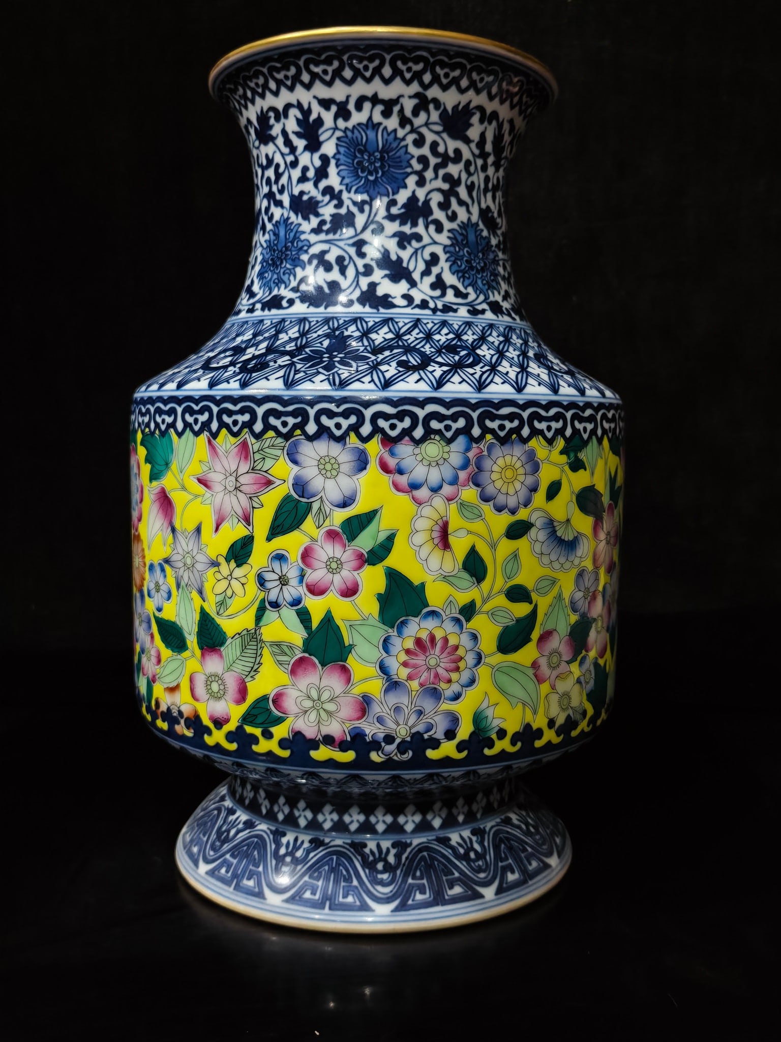 A Exquisite Enamel Flower Pattern Vase - 2