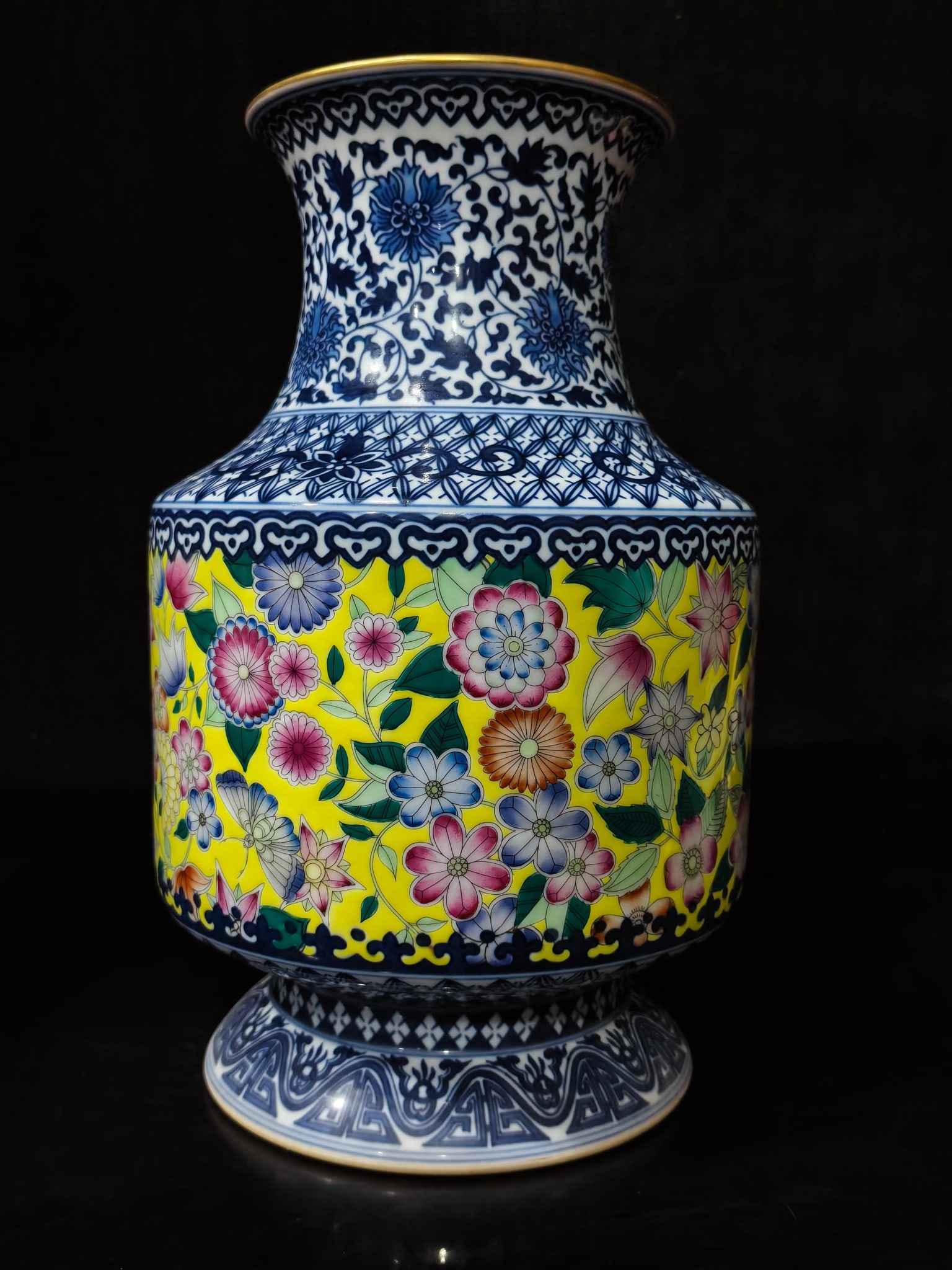 A Exquisite Enamel Flower Pattern Vase - 3