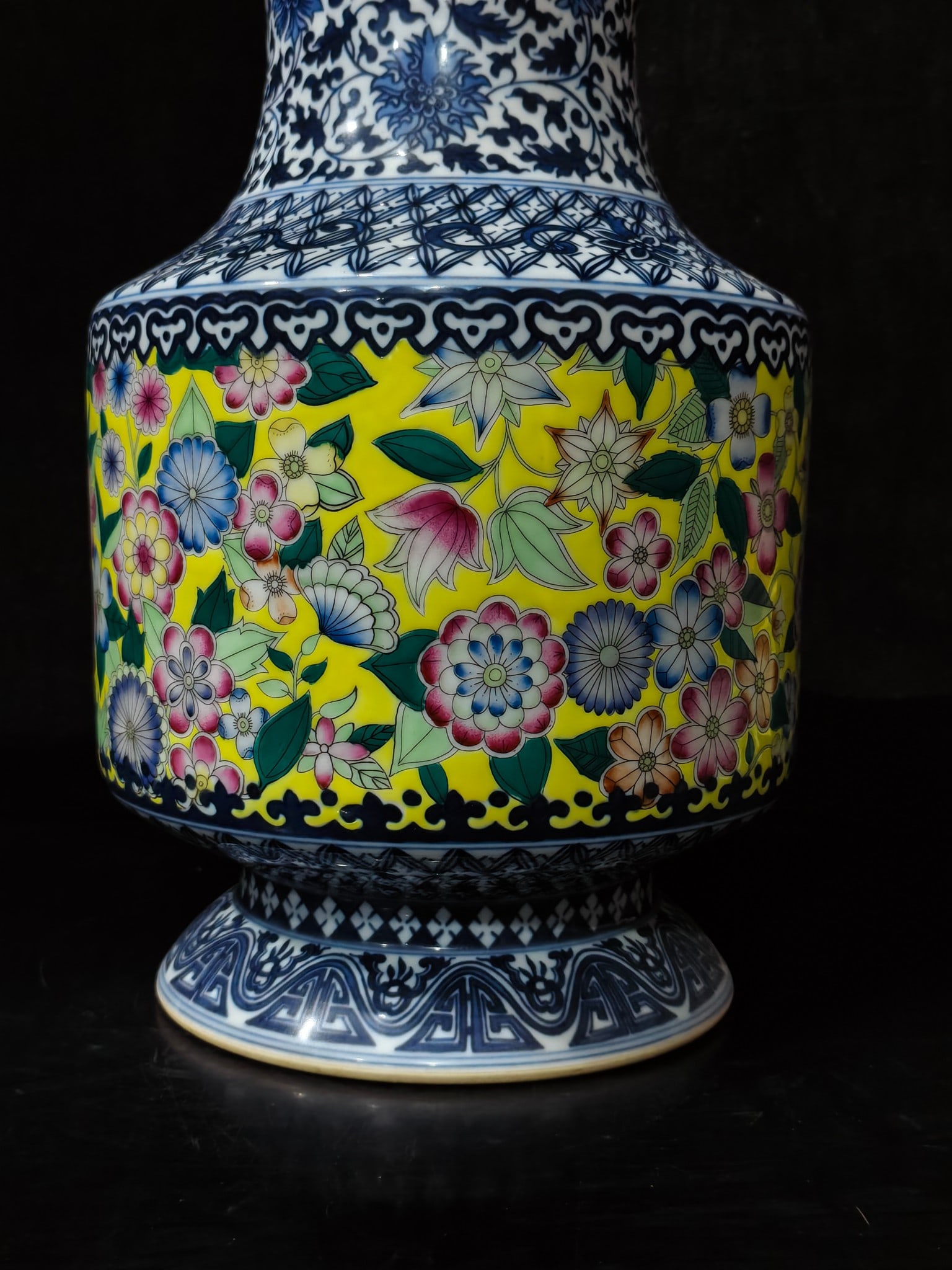 A Exquisite Enamel Flower Pattern Vase - 6