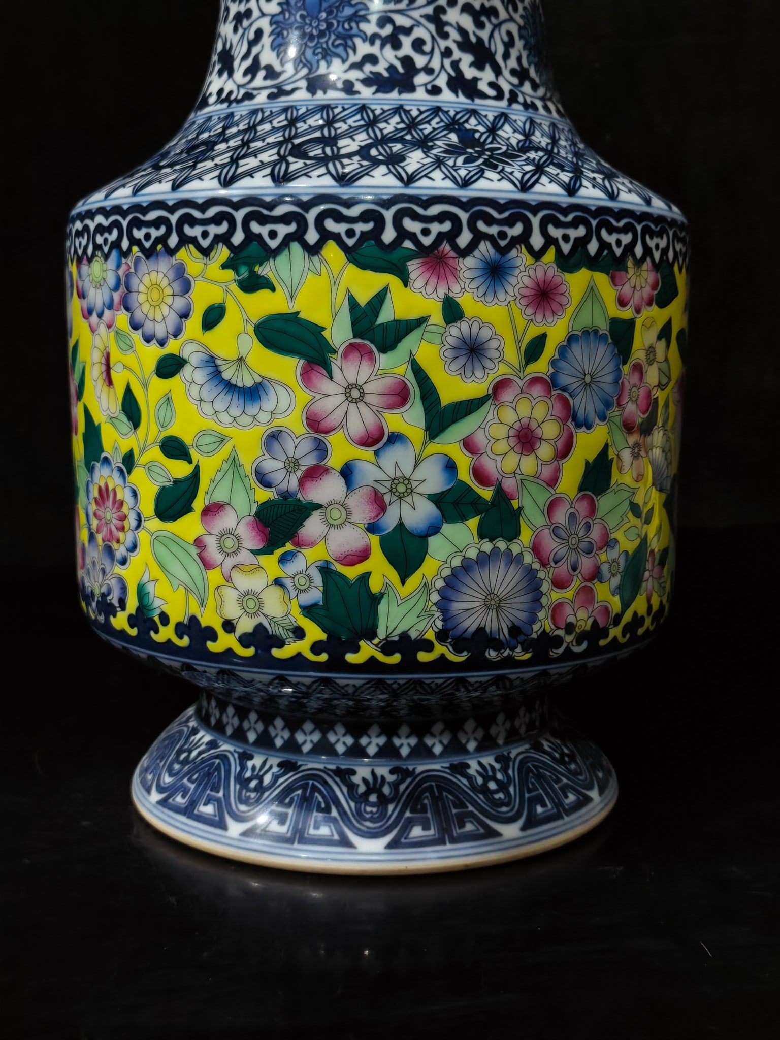 A Exquisite Enamel Flower Pattern Vase - 7