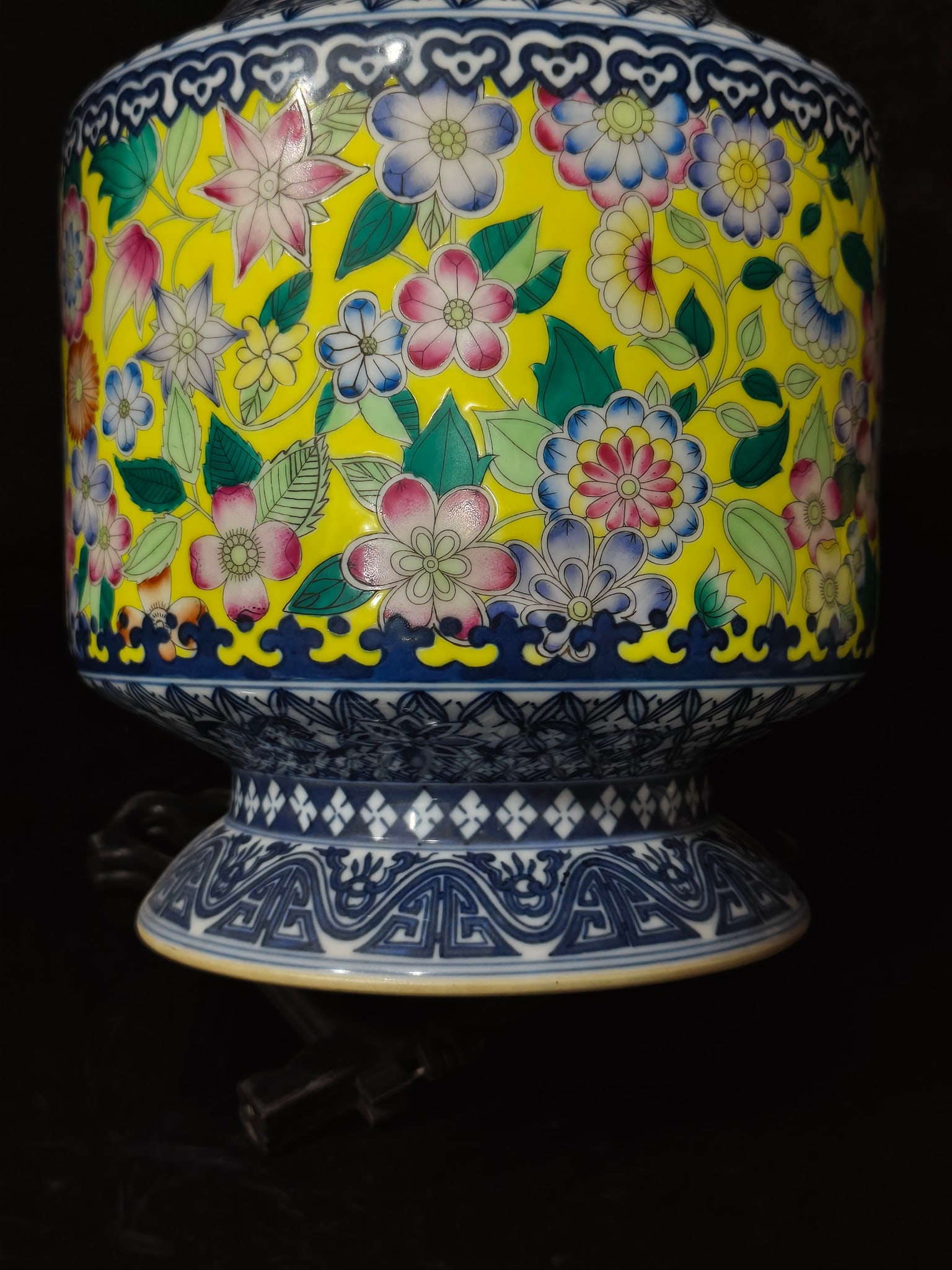 A Exquisite Enamel Flower Pattern Vase - 8