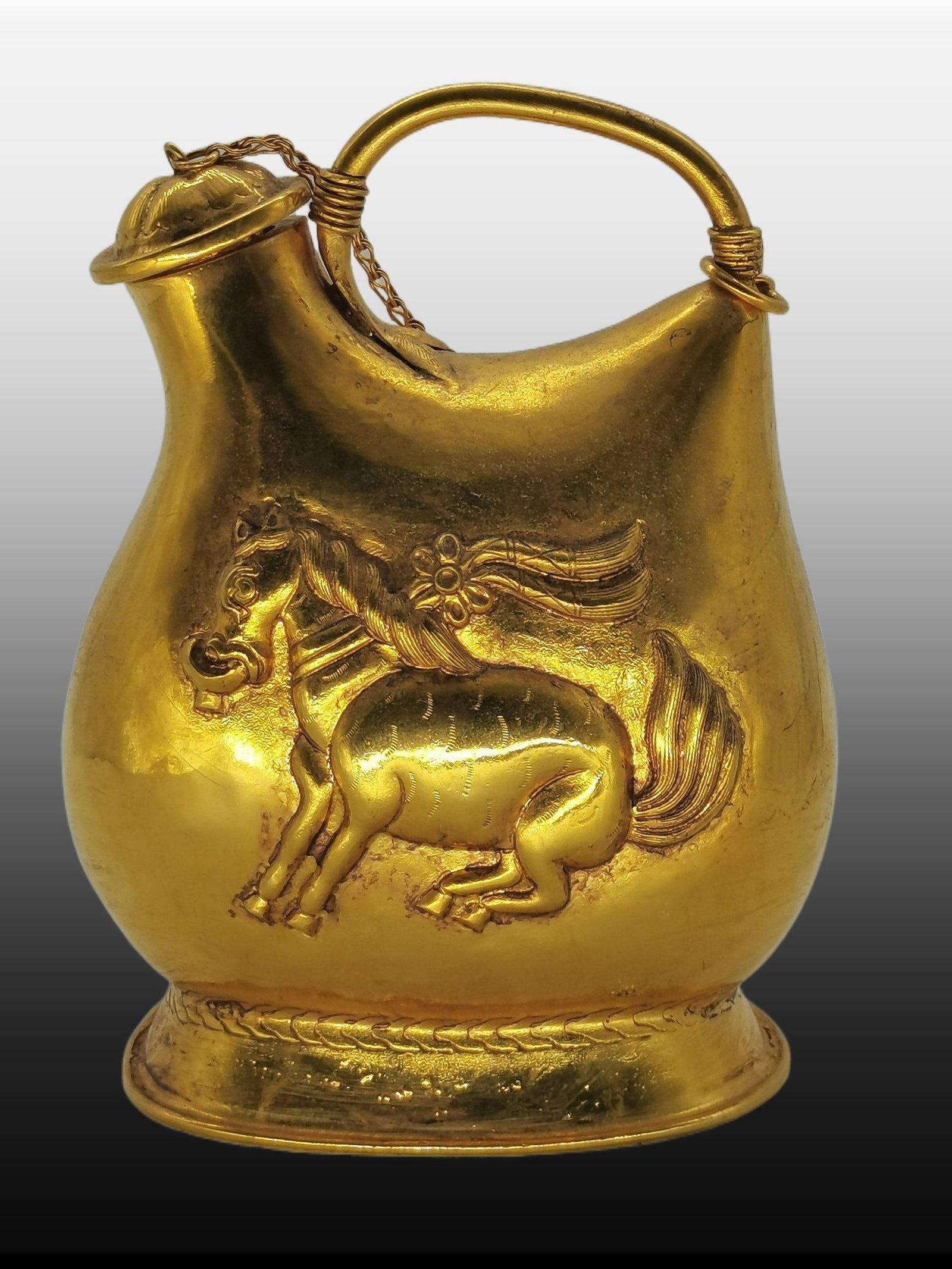 A Exquisite Gilt Bronze Horse Ewer: A Exquisite Gilt Bronze Horse Ewer,Tang Dynasty, China,Size:4.7inx6.5in 铜鎏金马壶,中国唐代