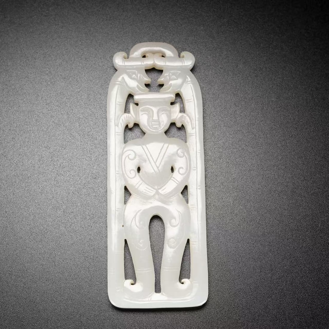 A Exquisite Hotan Jade Figures Pattern Plaque: A Exquisite Hotan Jade Figures Pattern Plaque,Qing Dynasty, China,Size:1.4inx0.2inx3.7in,Weight:37g 和田玉人物纹牌,中国清代