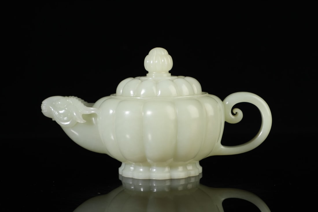 A Exquisite Hotan Jade Sheep Head Ewer: A Exquisite Hotan Jade Sheep Head Ewer,Qing Dynasty, China,Qianlong Four-character Mark,Size:4.1inx7.3in,Weight:455g