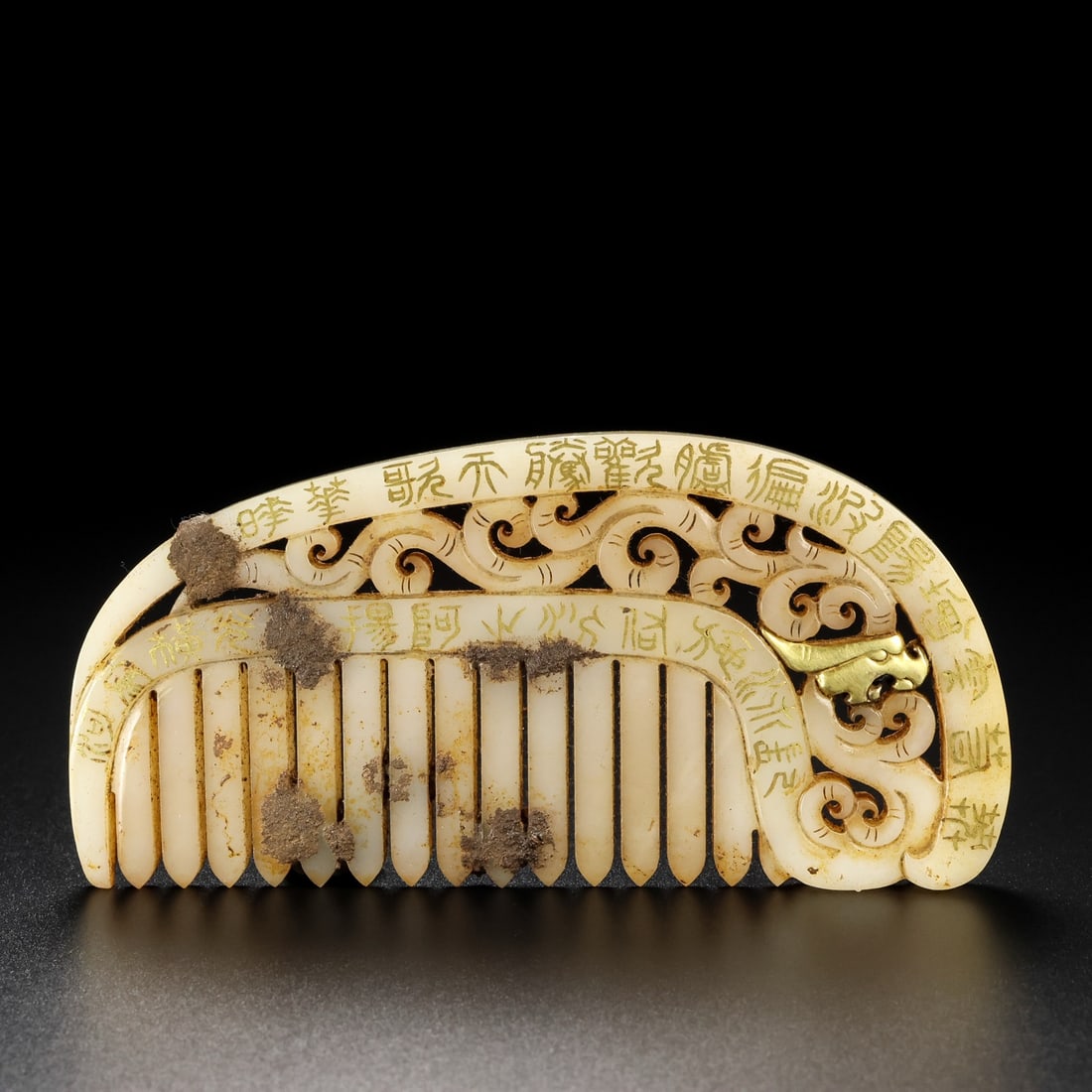 A Exquisite Hotan Jade Gold-inlaid Comb: A Exquisite Hotan Jade Gold-inlaid Comb,Han Dynasty, China,Size:5.1inx2.4inx0.3in,Weight:109g 和田玉错金梳子,中国汉代
