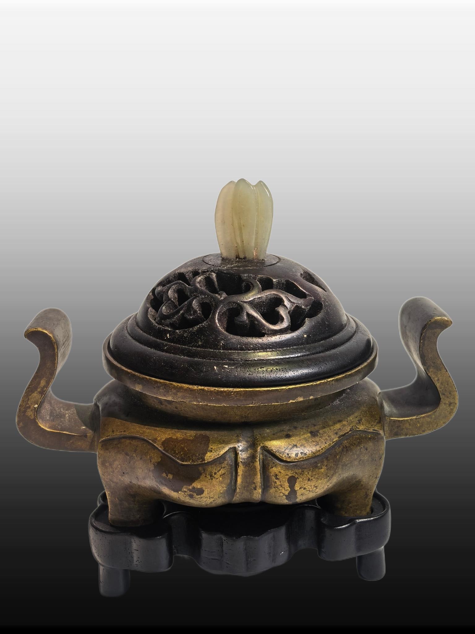 A Exquisite Coppery Double-Ears Four-legs Censer: A Exquisite Coppery Double-Ears Four-legs Censer,Ming Dynasty, China,Xuande Six-character Mark,Size:4.7inx3.5inx3.5in,Weight:592g