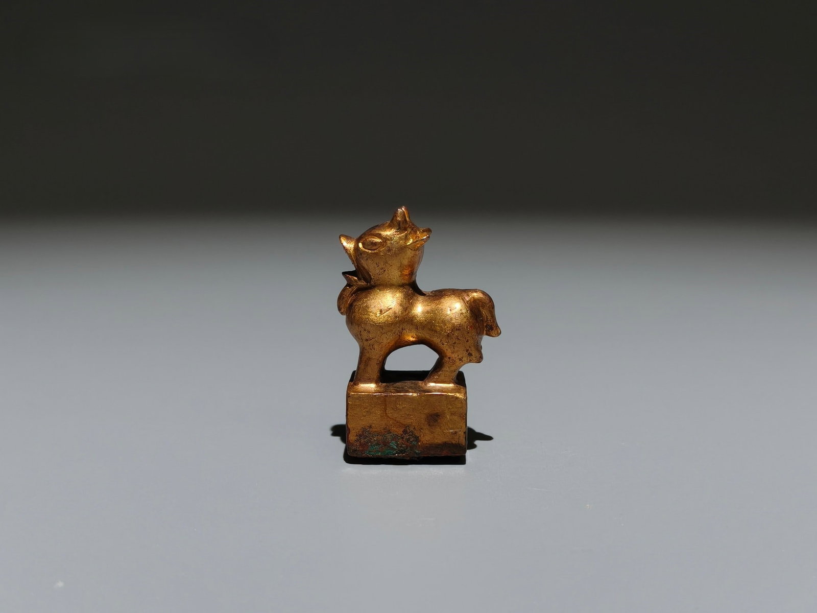 A Exquisite Gilt Bronze Auspicious Beast Seal: A Exquisite Gilt Bronze Auspicious Beast Seal,Han Dynasty, China,Size:1.6inx1.1inx0.7in,Weight:g 铜鎏金瑞兽印章,中国汉代
