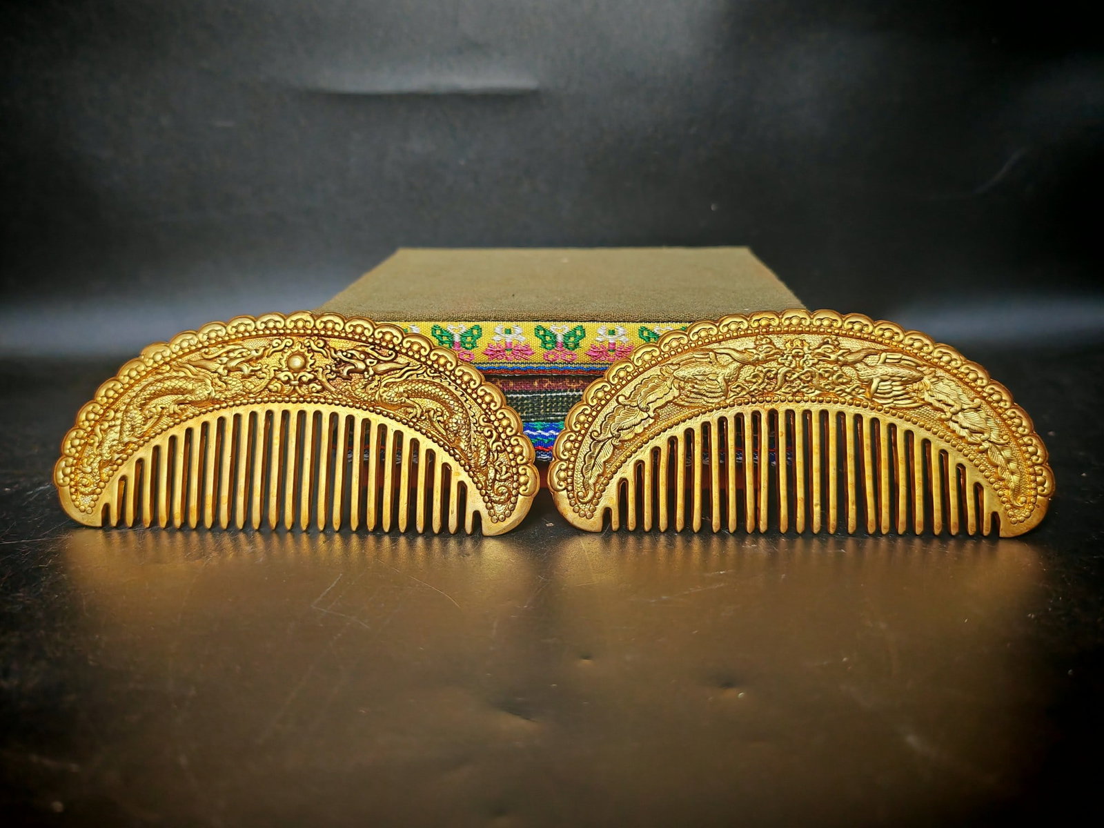 A pair of Exquisite Gilt Bronze Dragon and Phoenix Comb: A pair of Exquisite Gilt Bronze Dragon and Phoenix Comb,Qing Dynasty, China,Size:4.7inx2in,Weight:140g 一对铜鎏金龙凤梳子,中国清