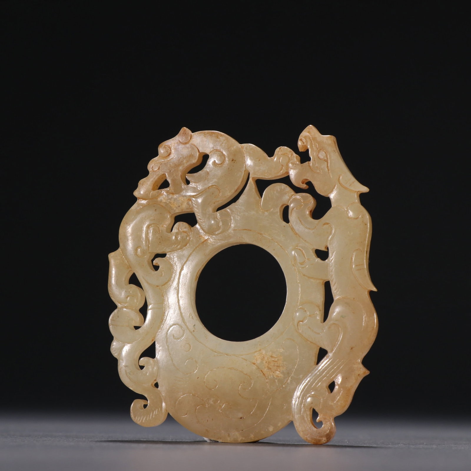 A Exquisite Gaogu Jade Dragon Pattern Jade Pendant: A Exquisite Gaogu Jade Dragon Pattern Jade Pendant,Han Dynasty, China,Size:2.3inx2inx0.2in(Thickness) 高古玉龙纹佩,中国汉代