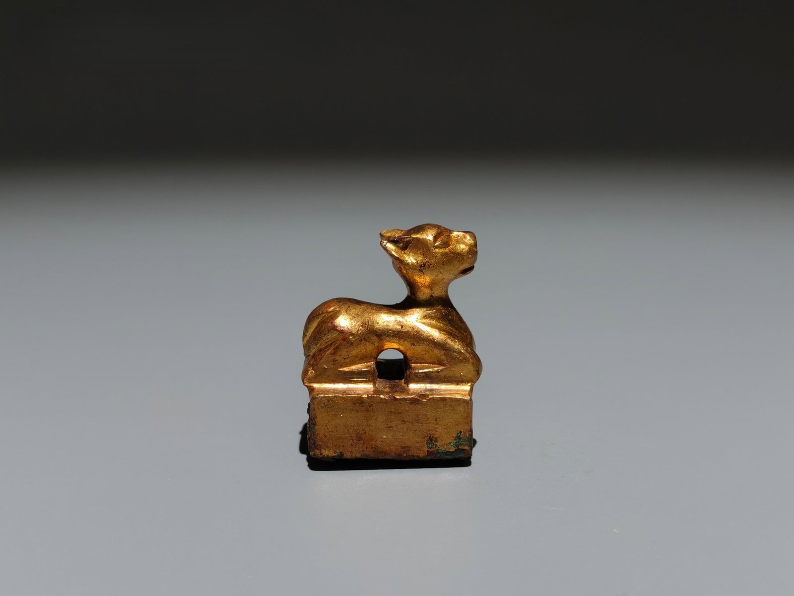 A Exquisite Gilt Bronze Auspicious Beast Seal: A Exquisite Gilt Bronze Auspicious Beast Seal,Han Dynasty, China,Size:1.3inx1inx0.9in,Weight:g 铜鎏金瑞兽印章,中国汉代