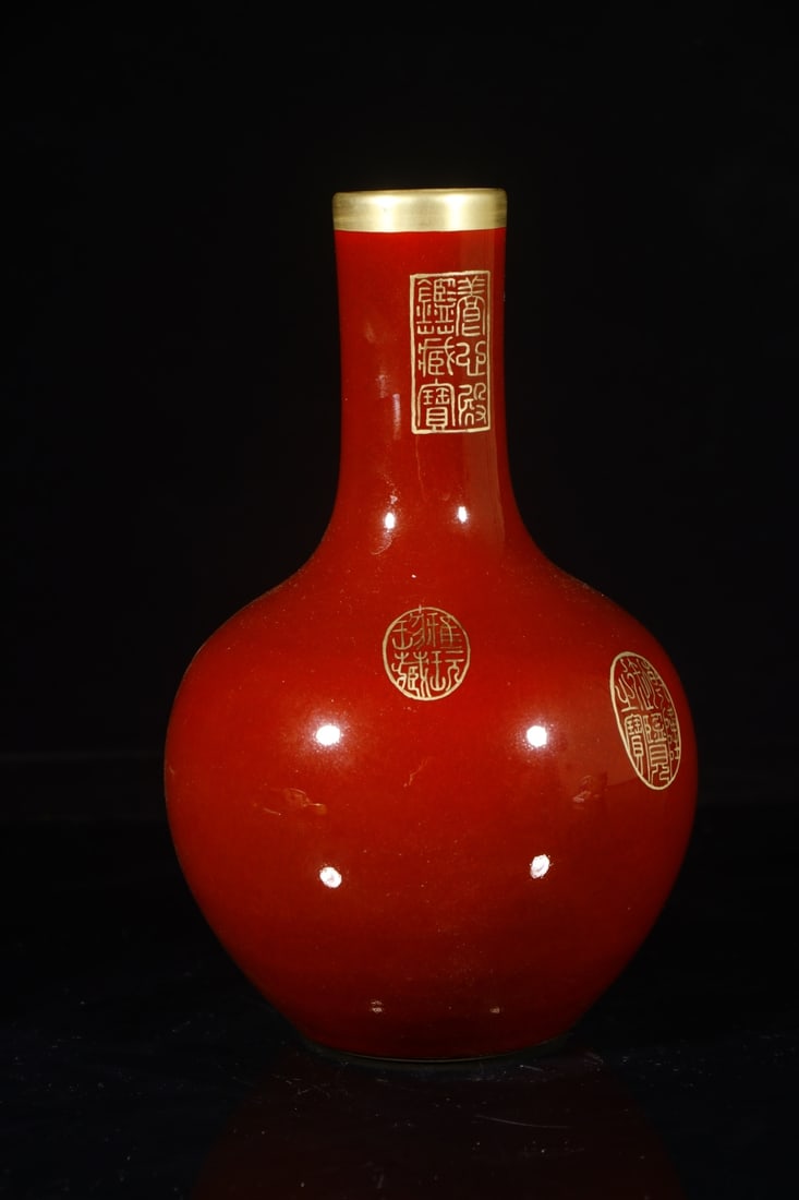 A Exquisite Ji Red Glazed Cover with Gold Vase: A Exquisite Ji Red Glazed Cover with Gold Vase,Qing Dynasty, China,Qianlong Six-character Mark,Size:9.3inx1.8inx2.8in