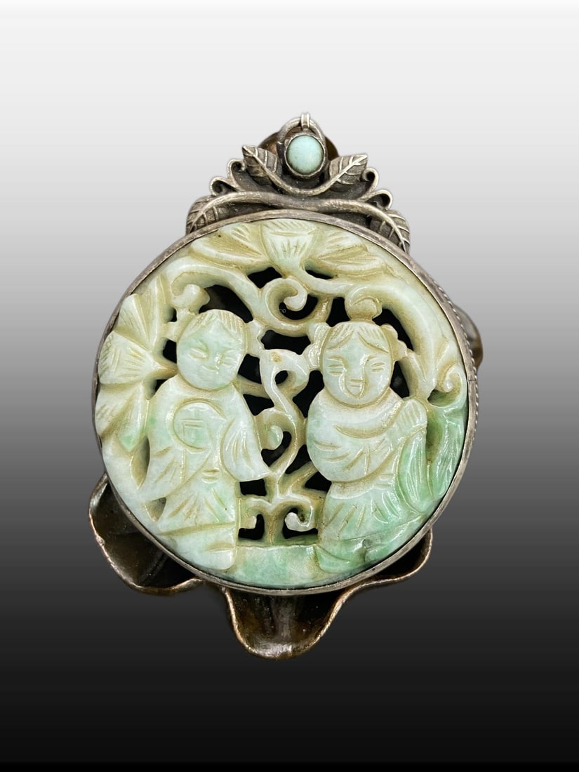 A Exquisite Jadeite Figures Pattern Pendant: A Exquisite Jadeite Figures Pattern Pendant,Ming Dynasty, China,Size:2.6inx2.1inx0.4in,Weight:53g 翡翠人物纹挂件,中国明代
