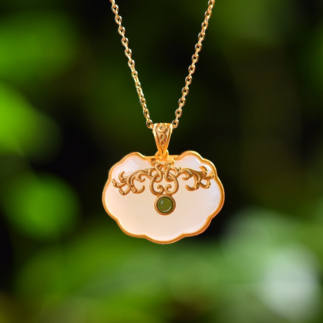 A Exquisite Silver-Inlaid Hotan Jade Ruyi Lock Pendant: A Exquisite Silver-Inlaid Hotan Jade Ruyi Lock Pendant,Size:0.7inx0.9in 银镶嵌和田玉如意锁吊坠