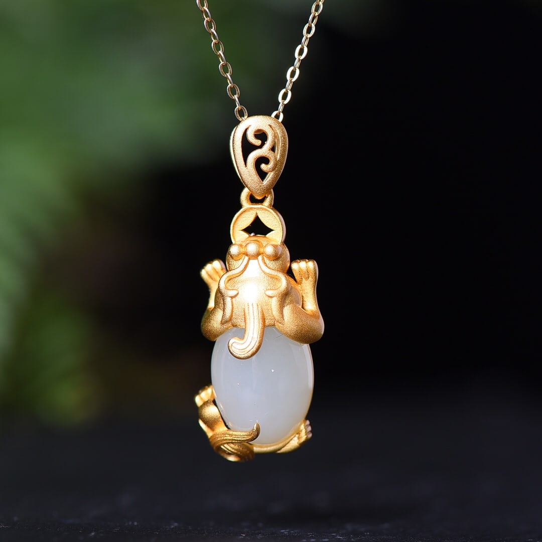 A Exquisite Silver-Inlaid Hotan Jade Auspicious Beast Pendant: A Exquisite Silver-Inlaid Hotan Jade Auspicious Beast Pendant,Size:0.4inx0.6in 银镶和田玉貔貅吊坠