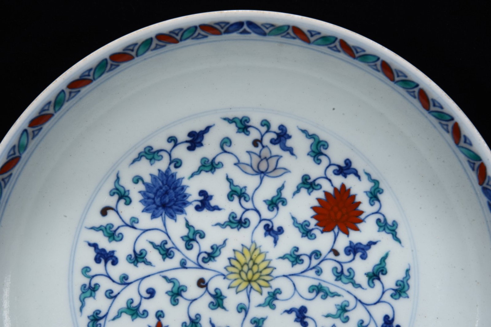 An Exquisite Doucai Lotus Pattern Plate - 4