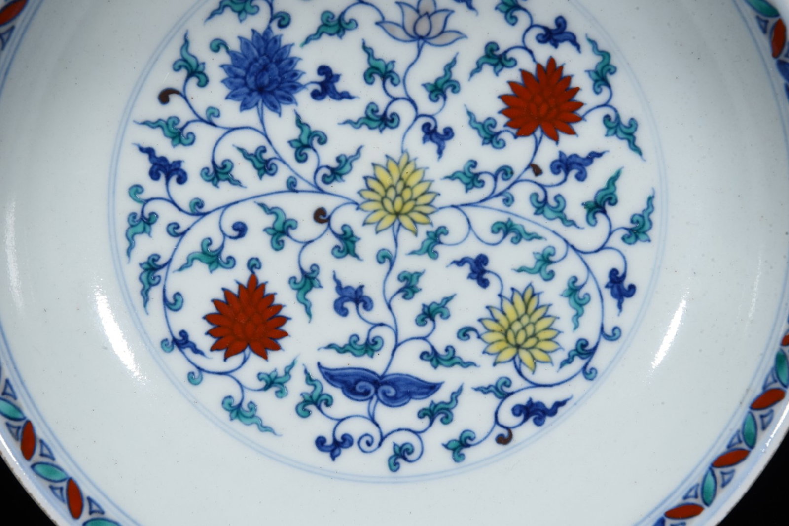 An Exquisite Doucai Lotus Pattern Plate - 5