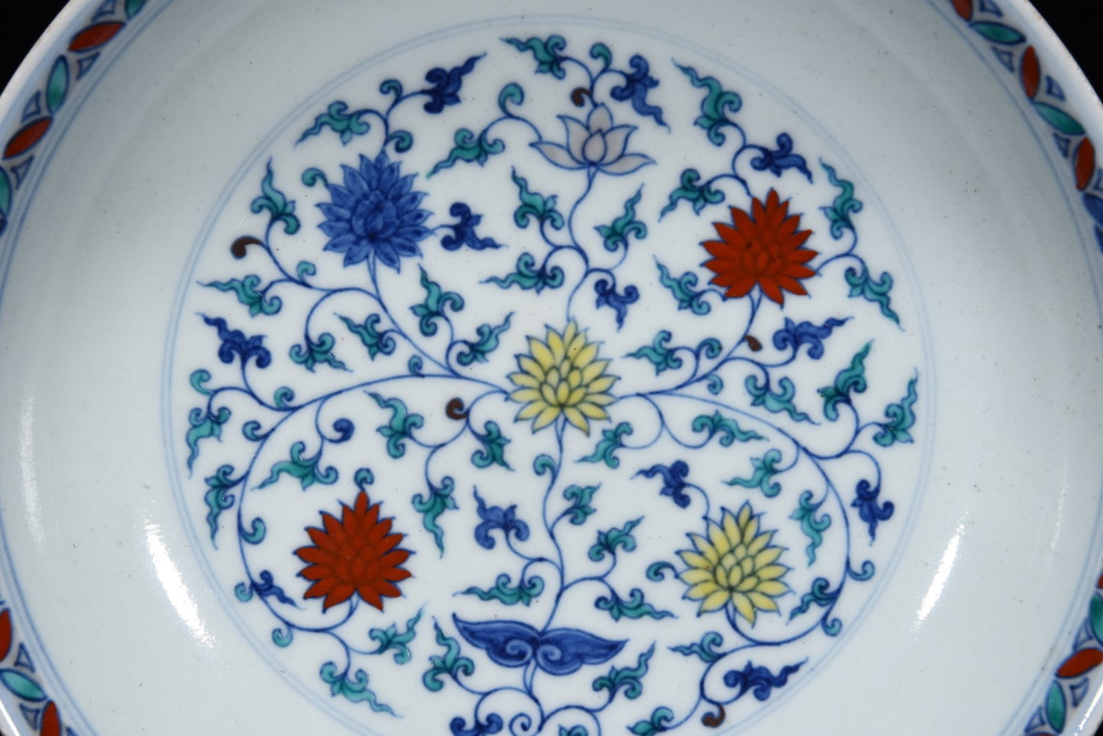 An Exquisite Doucai Lotus Pattern Plate - 6