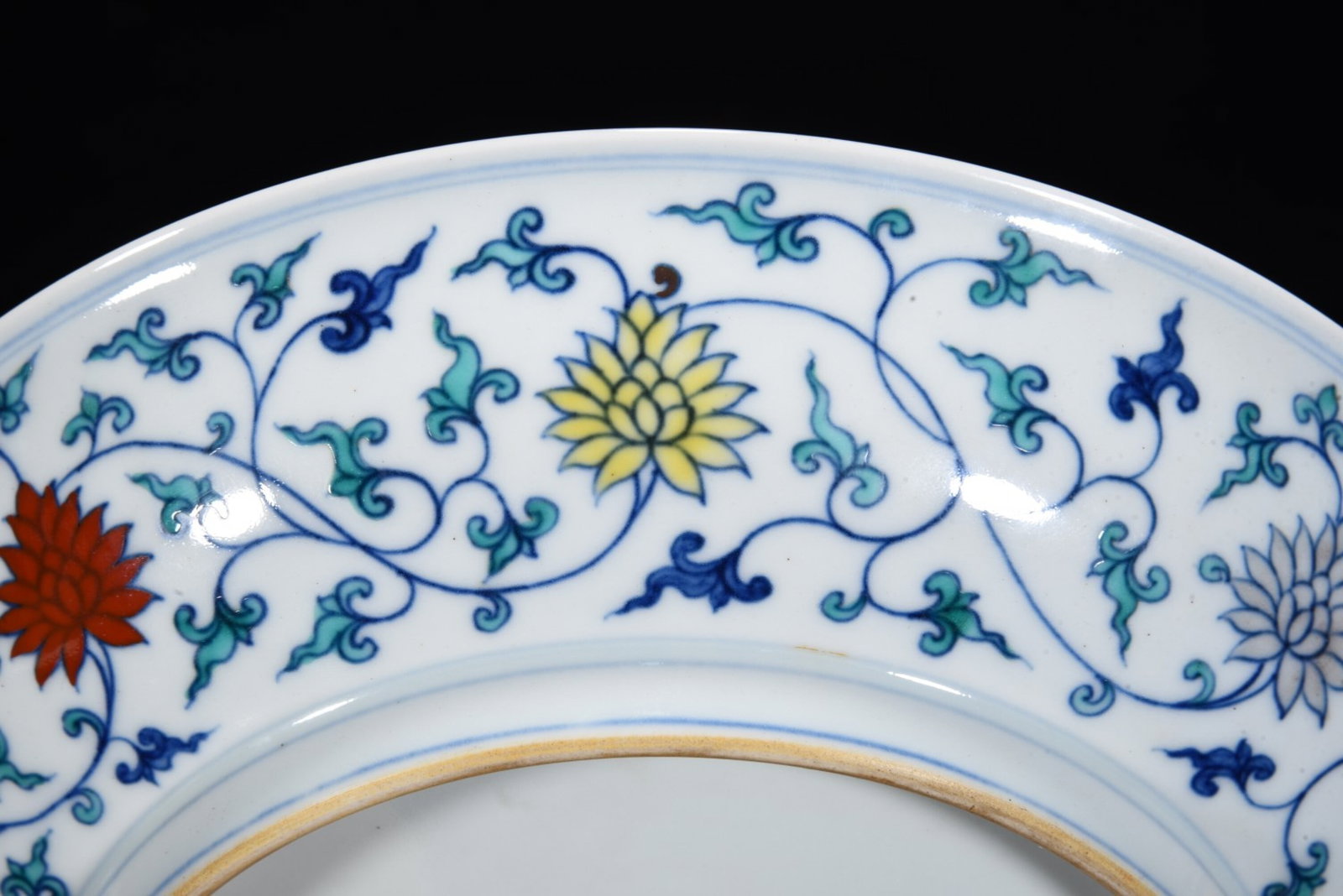 An Exquisite Doucai Lotus Pattern Plate - 8