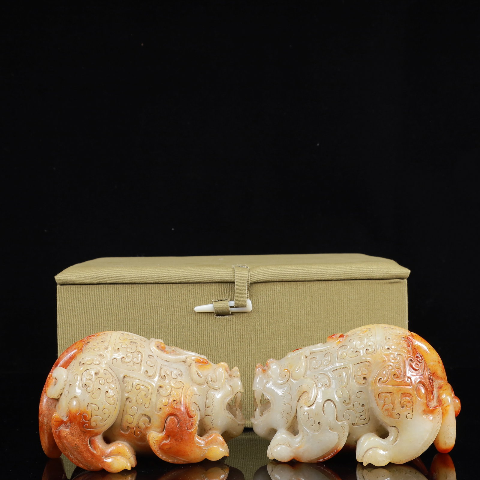 A Pair of Exquisite White Jade Auspicious Beast Ornaments: A Pair of Exquisite White Jade Auspicious Beast Ornaments,Qing Dynasty,China,Size:4.7inx3.1inx2.8in,Weight:2196g 一对白玉瑞兽摆件,中国଀