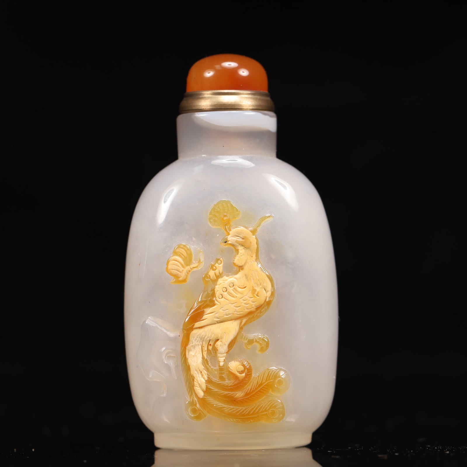 An Exquisite Agate Phoenix Pattern Snuff Bottle: An Exquisite Agate Phoenix Pattern Snuff Bottle,Qing Dynasty, China,Size:1.6inx0.8inx3.1in,Weight:61g 玛瑙凤纹鼻烟壶,中国清代