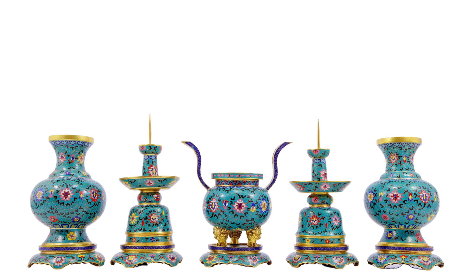 A set of cloisonn?? with lotus pattern ornaments: set of perfect cloisonné lotus pattern ornaments, four-character Qianlong mark. The application of filigree technology makes the decoration of this collection more delicate and three-dimensional.