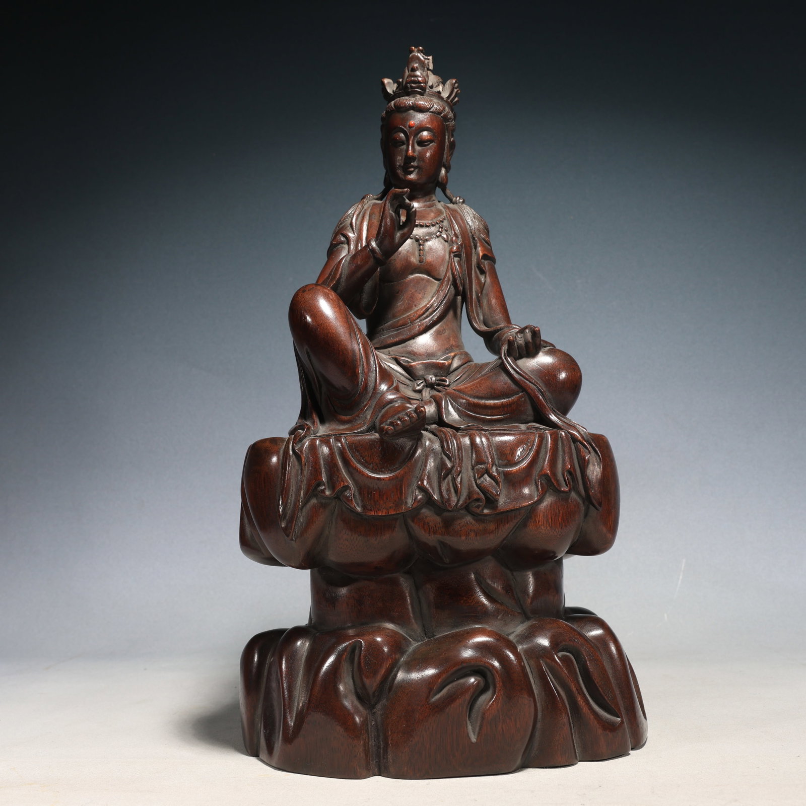 An Exquisite Eaglewood Statue of Avalokitesvara: An Exquisite Eaglewood Statue of Avalokitesvara,Qing Dynasty, China, Size:7.5inx6.3inx15.9in, Weight :1650g 精美的沉香木观音像,中国