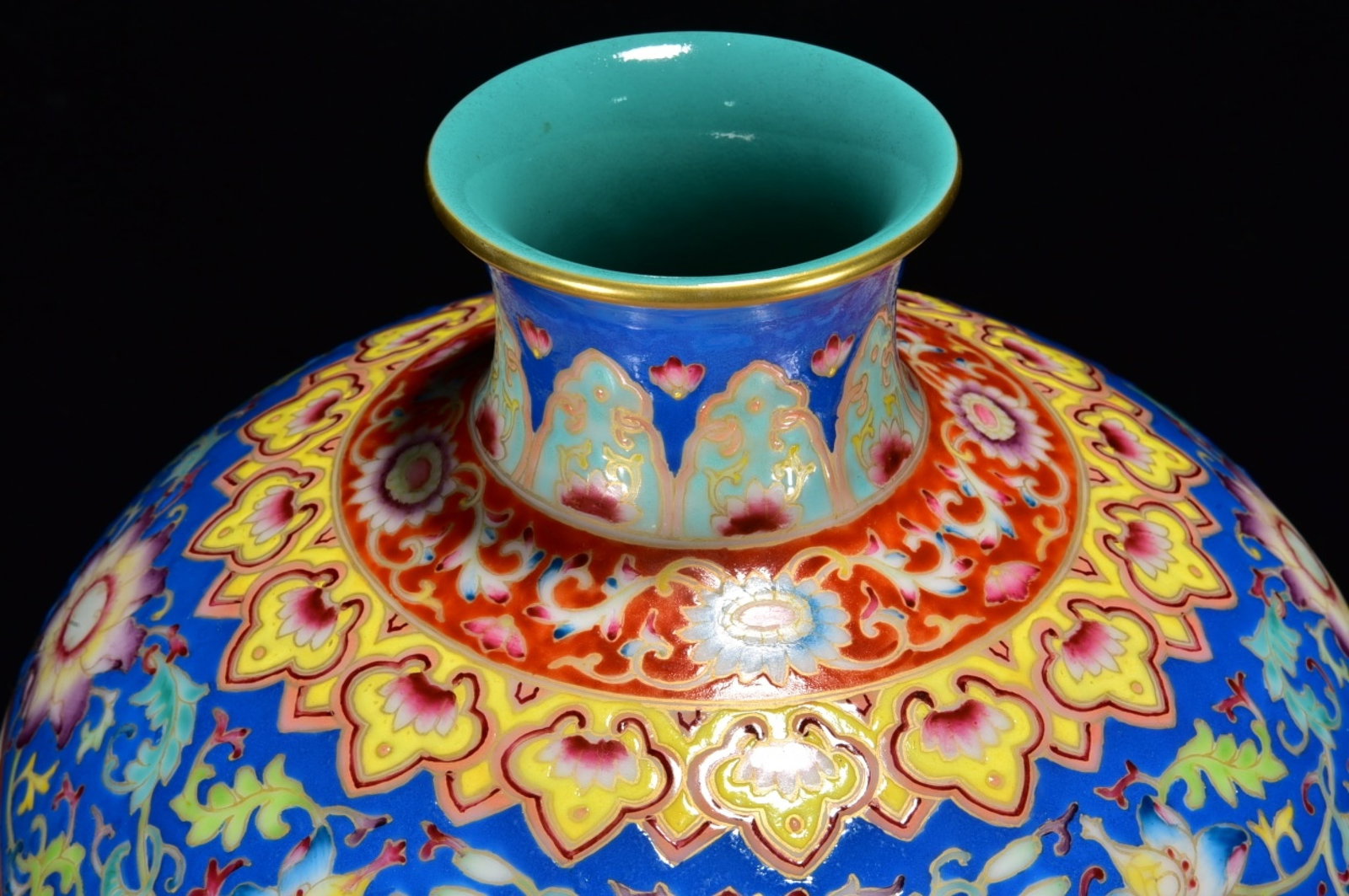 A Huge Enamel Flower and Bird Pattern Vase - 4