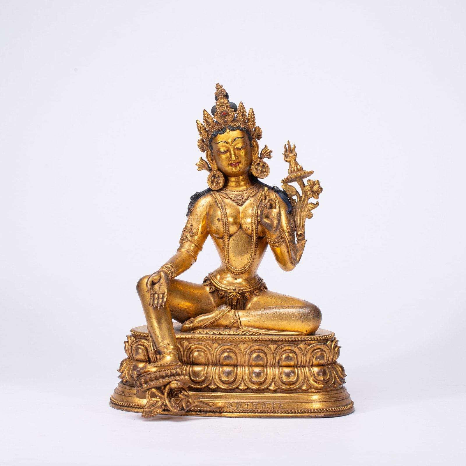 A Solemn Gilt Bronze Statue of Tara: A Solemn Gilt Bronze Statue of Tara,Qing Dynasty,China,Qianlong Mark,Size:6.1inx5.1inx8.3in,Weight:1770g 铜鎏金度母像,中国清代,乾Ɓ