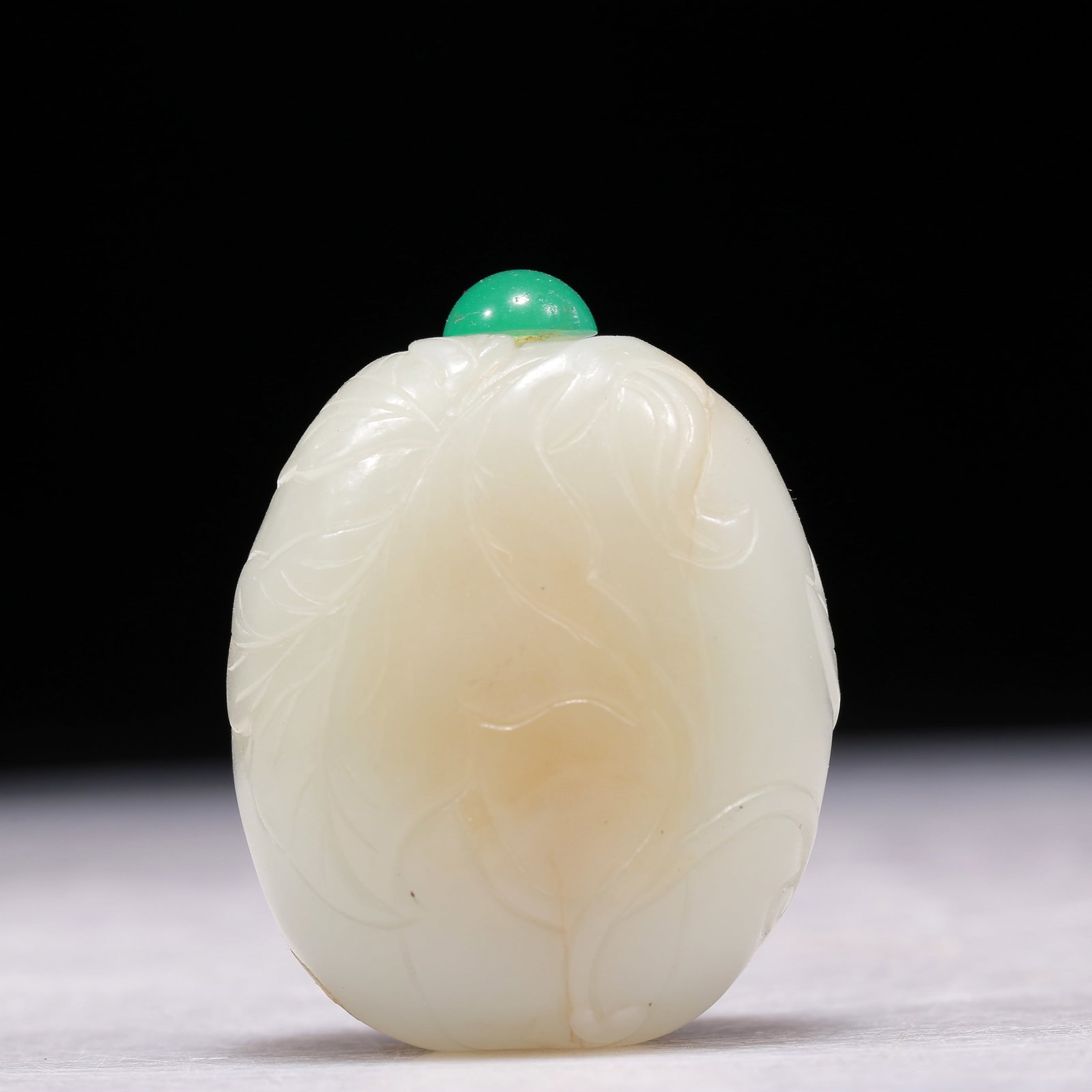 A Precious White Jade Melon-Form Snuff Bottle: A Precious White Jade Melon-Form Snuff Bottle. Chinese Qing Dynasty. Size:1.6inx1inx2.2in. Weight:90g. 清代 白玉瓜形鼻烟壶