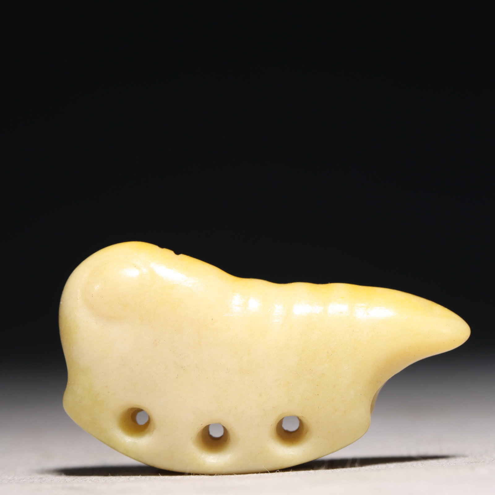 An Archaic Hongshan Culture Yellow Jade Pendant: An Archaic Hongshan Culture Yellow Jade Pendant,Ancient Time, China,Size:2.2inx1.2inx0.6in Weight:33.9g 红山文化黄玉挂件,新石器时