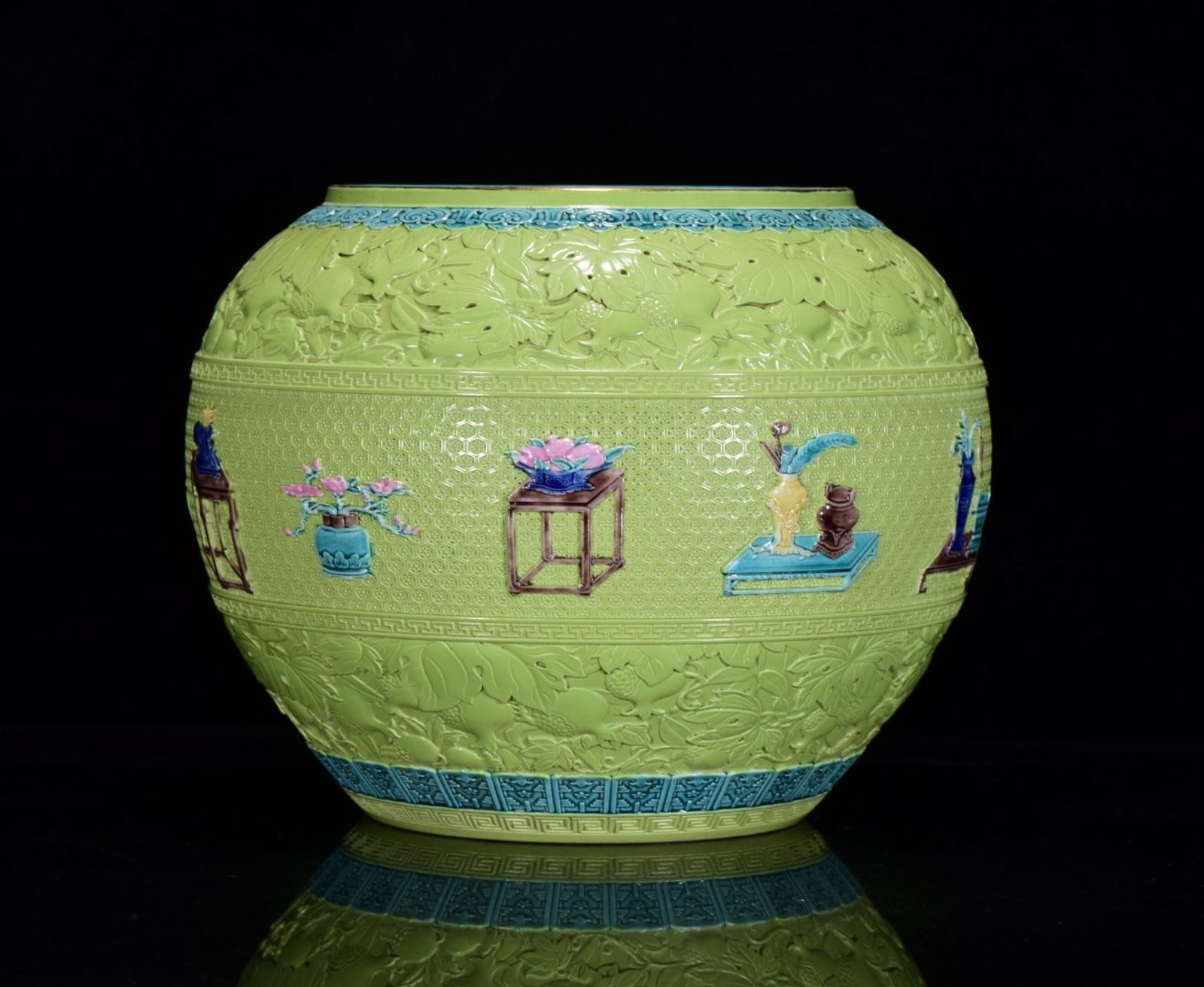 An Exquisite Biscuit Flower Pattern Jar - 3