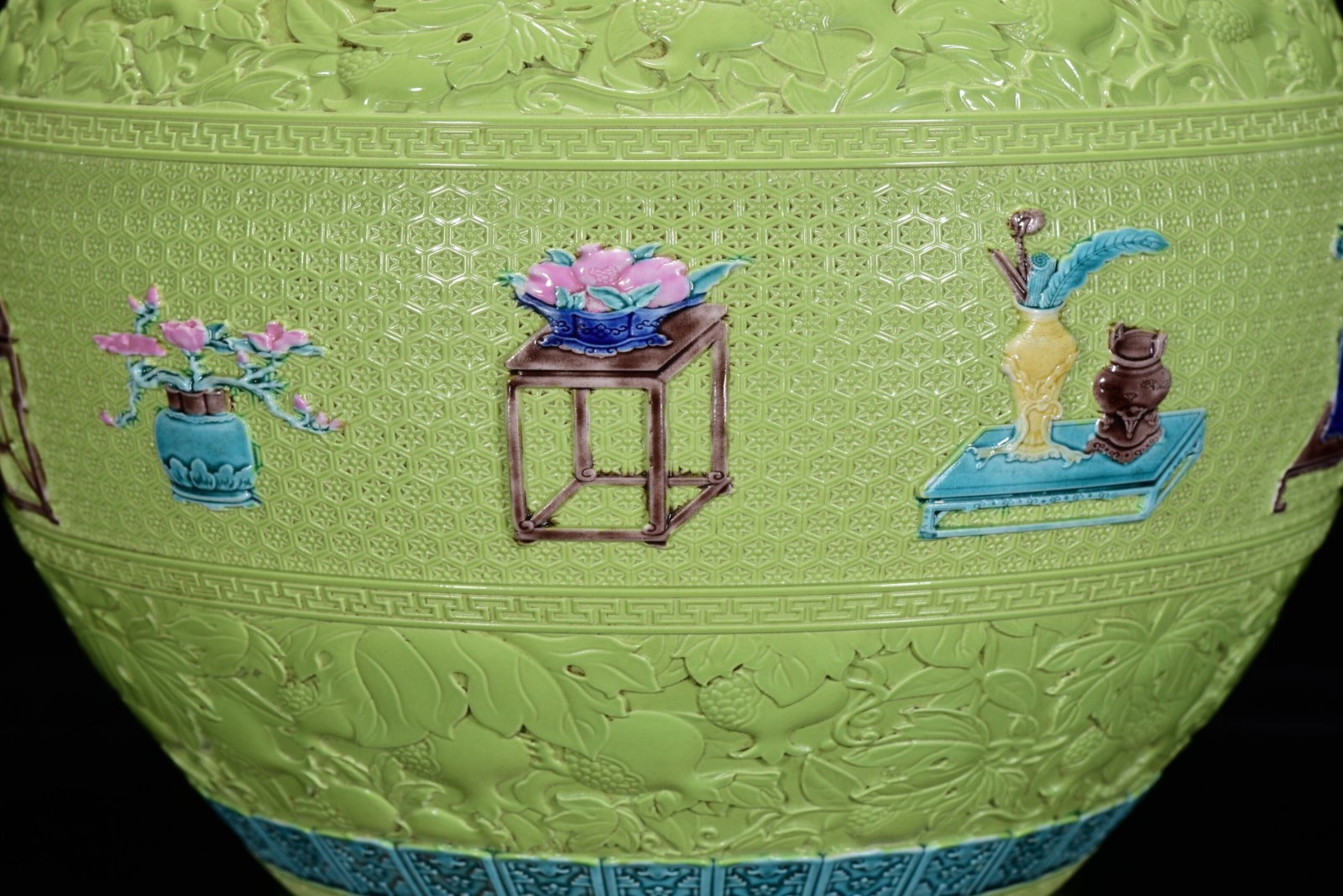 An Exquisite Biscuit Flower Pattern Jar - 5