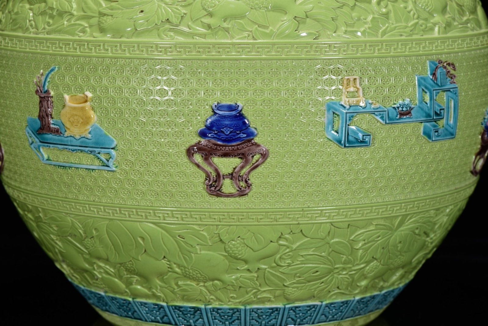 An Exquisite Biscuit Flower Pattern Jar - 8