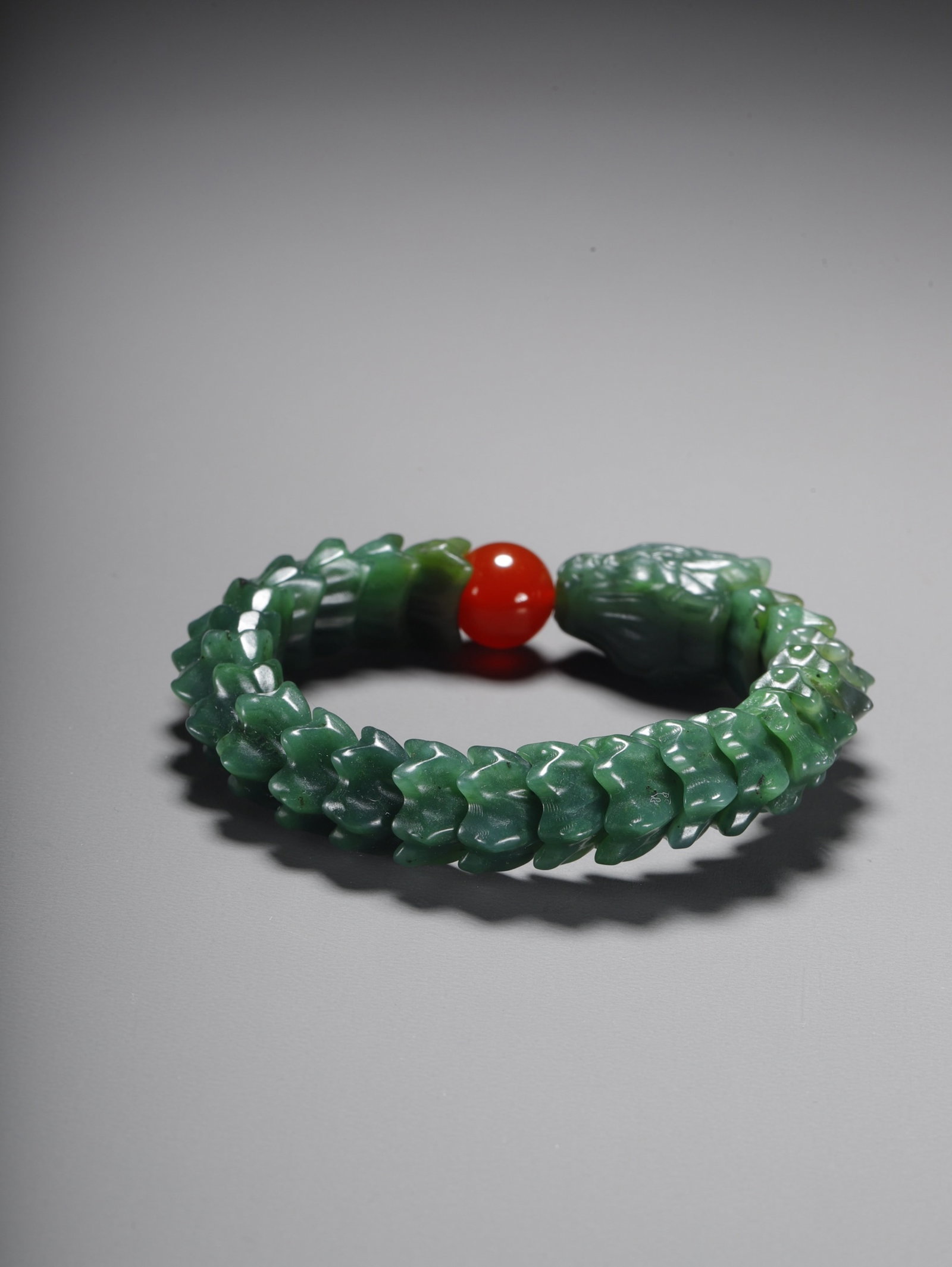An Exquisite Jasper Dragon Pattern Bracelet - 3