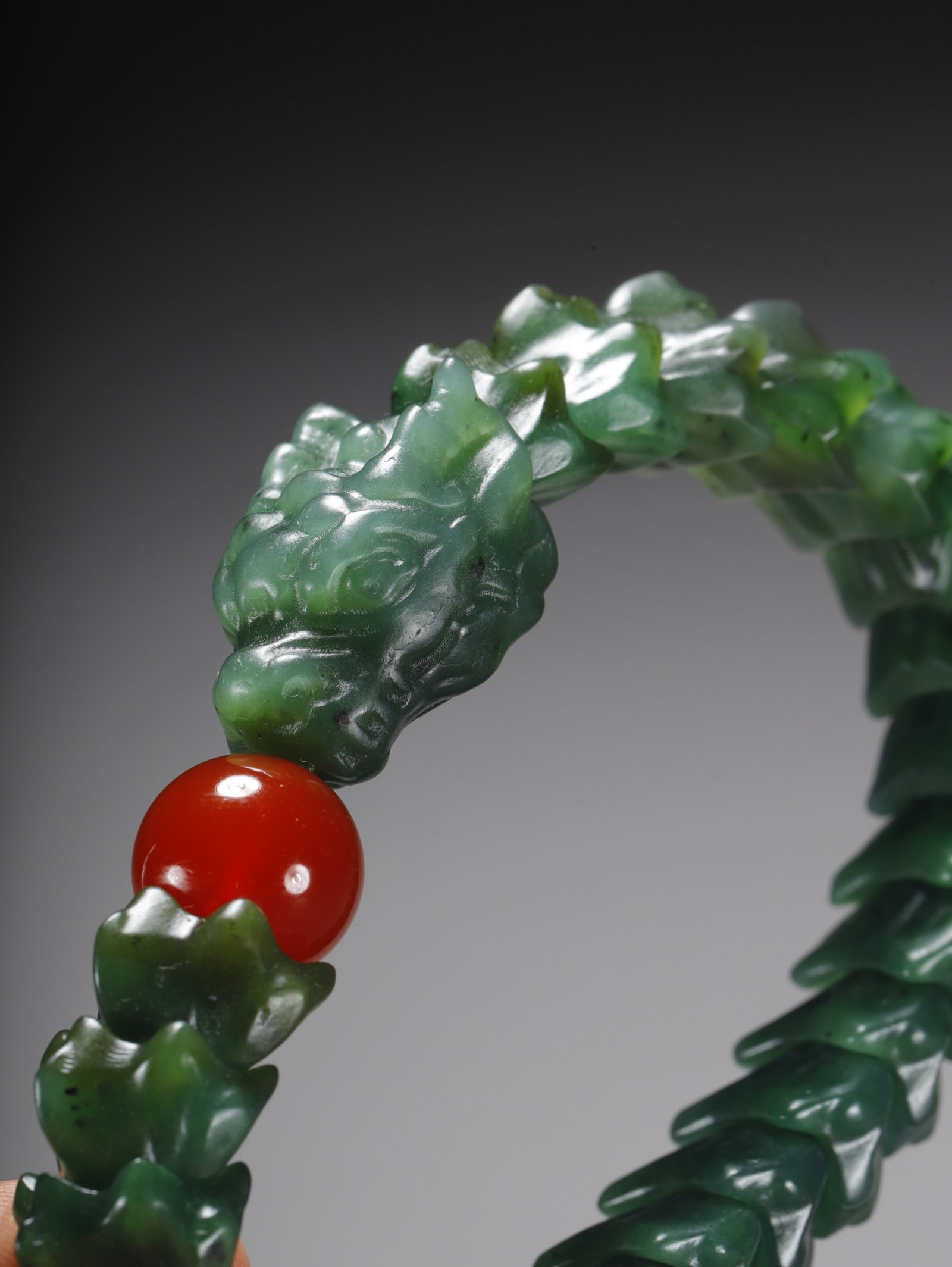 An Exquisite Jasper Dragon Pattern Bracelet - 7