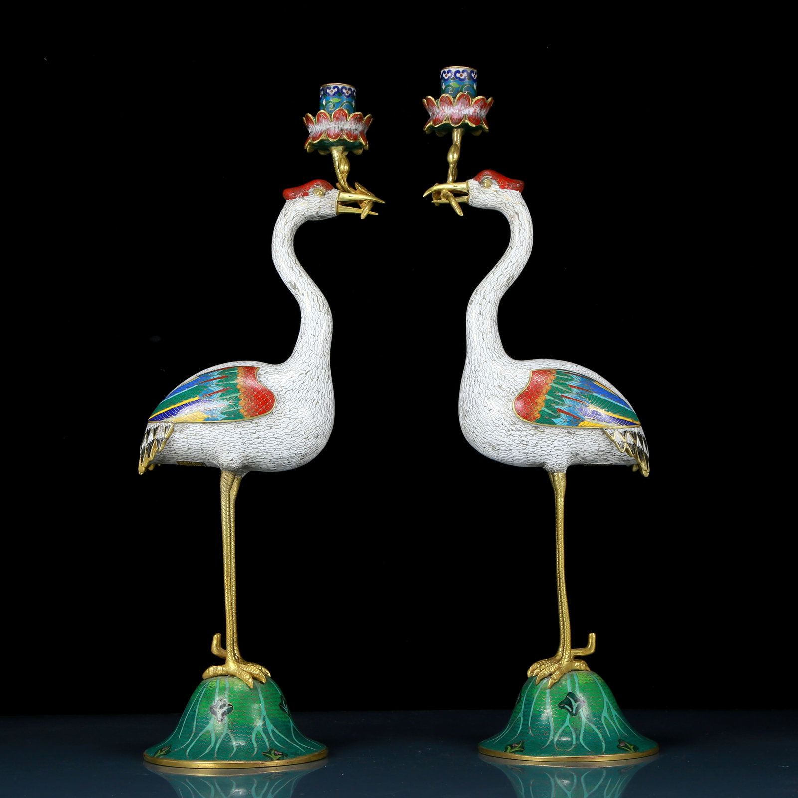 A pair of exquisite cloisonn?? crane-shaped candlesticks: pair of exquisite cloisonne crane-shaped candlesticks, the application of filigree technology makes the decoration of this collection more refined and three-dimensional. This collectible is functional
