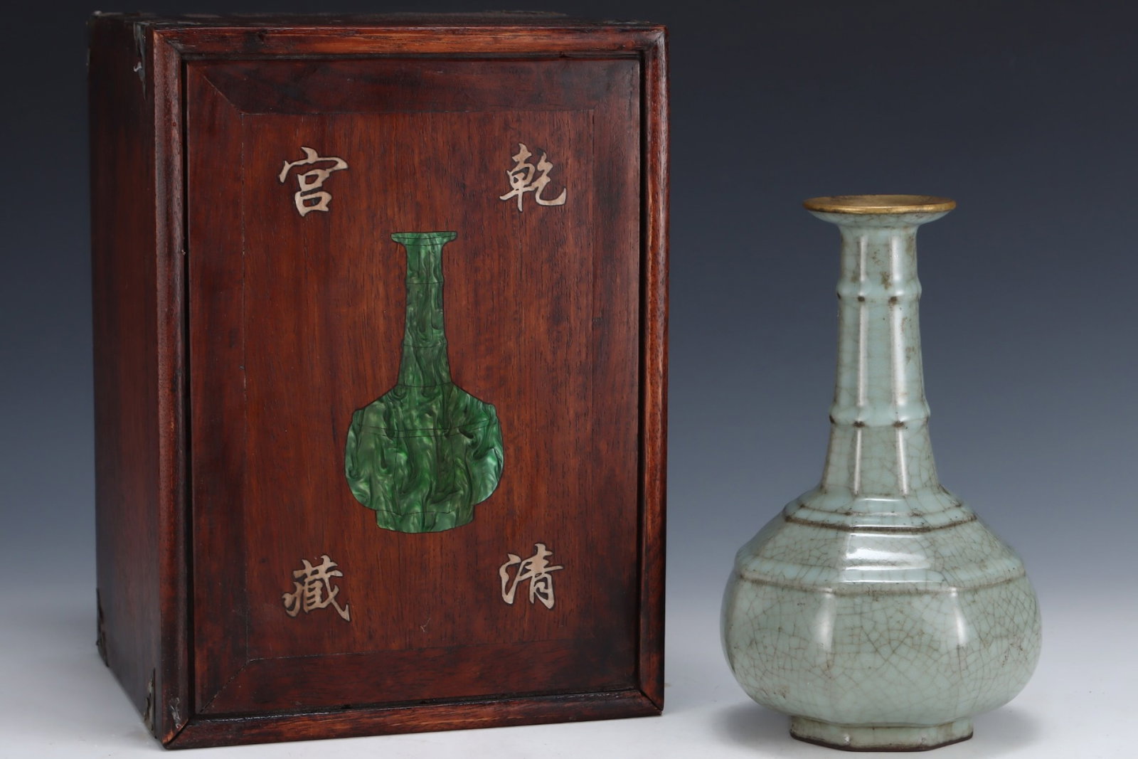 An Exquisite Guan yao Cover with Gold Vase,with an Imperial Poem by Emperor Qianlong: An Exquisite Guan yao Cover with Gold Vase,with an Imperial Poem by Emperor Qianlong,Song Dynasty,China,Size:9.2inx5.7in 官窑金口瓶,带乾隆御ག
