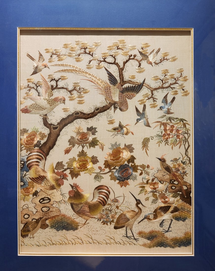 An exquisite dragon embroidery: An exquisite dragon pattern embroidery, Qing Dynasty, China. The embroidery process uses needles and threads on the fabric to embroider various exquisite patterns and patterns on the fine fabric surfa