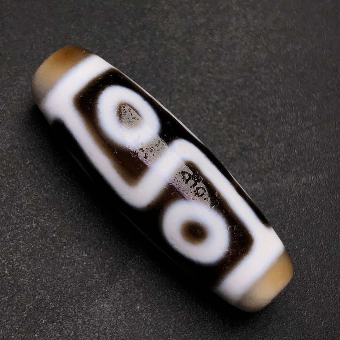 An Exquisite Dzi Bead Pendant: An Exquisite Dzi Bead Pendant,Size:1.5inx0.5in,Weight:9.2g 天珠挂件