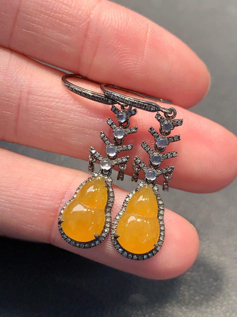 A Pair of Exquisite 18k Gold Diamond Inlaid Jadeite Earrings: A Pair of Exquisite 18k Gold Diamond Inlaid Jadeite Earrings,Size(Loose Stone):0.4inx0.3inx0.1in 一对18k金钻镶嵌翡翠耳环