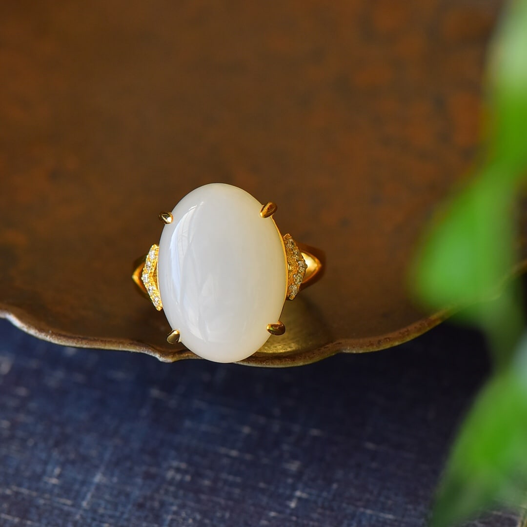 An Exquisite Sterling Silver-Gold Plated Inlaid White Jade Ring,Inlaid Diamond: An Exquisite Sterling Silver-Gold Plated Inlaid White Jade Ring,Inlaid Diamond,Size:0.5inx0.7in 纯银镀金镶白玉戒指,嵌钻石