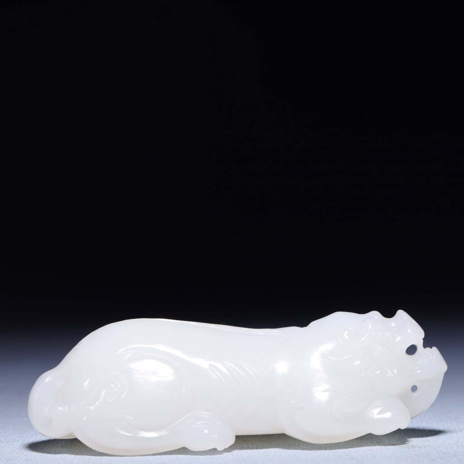 An Exquisite White Jade Beast Ornament: An Exquisite White Jade Beast Ornament,Qing Dynasty,China,Size:3.5inx1.6inx1in,Weight:136.4g 白玉兽摆件,中国清代