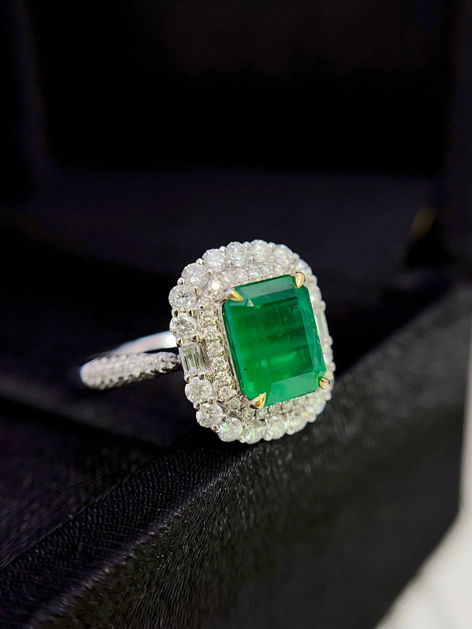 A Exquisite 18k Gold Inlaid 2.25ct Vivid Green and 1.820ct Diamond Ring: A Exquisite 18k Gold Inlaid 2.25ct Vivid Green and 1.820ct Diamond Ring,Total Weight:4.39g 18k金镶 2.25ct 祖母绿和 1.820ct 钻石戒指