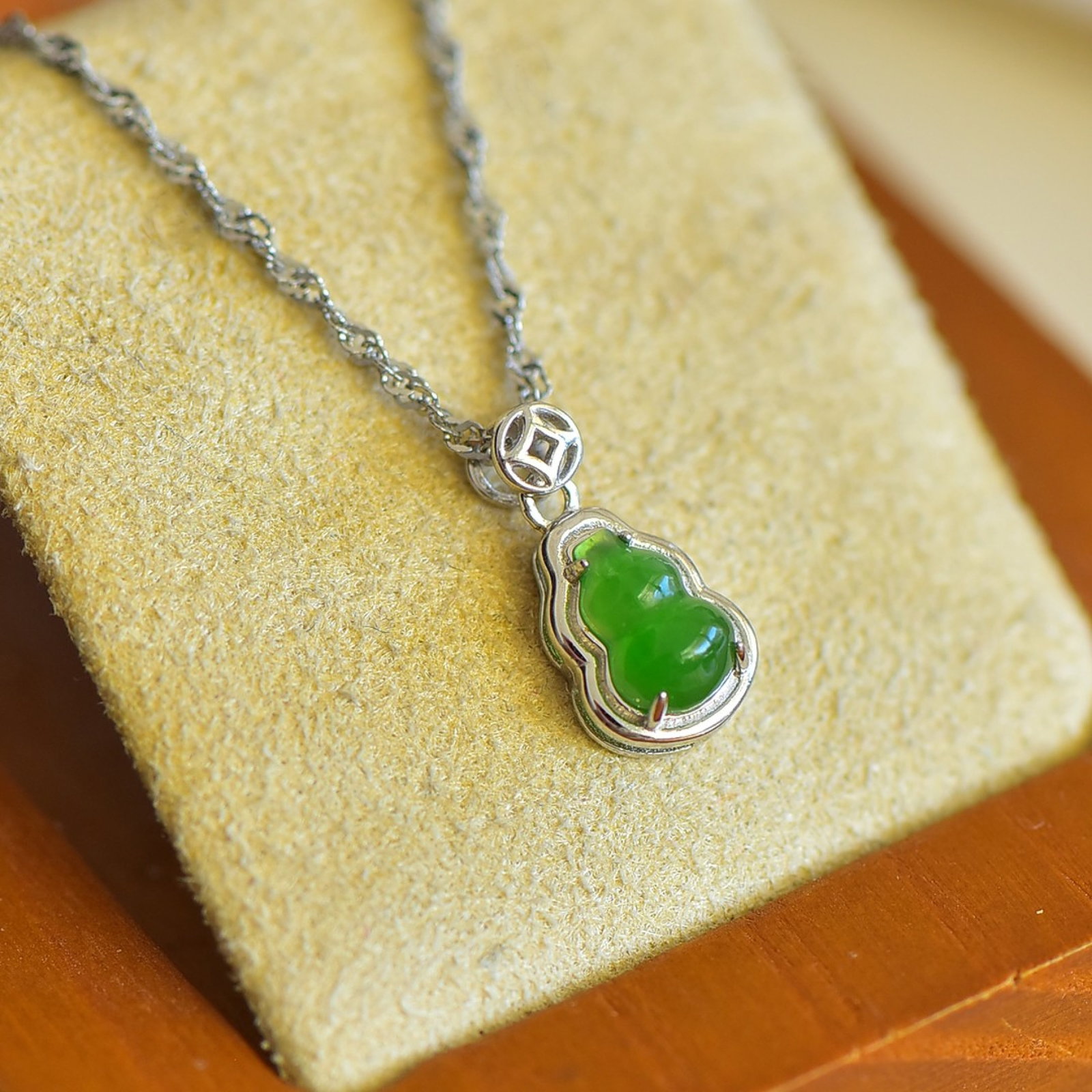 An Exquisite Sterling Silver Inlaid Jasper Gourd Pendant: An Exquisite Sterling Silver Inlaid Jasper Gourd Pendant,Size:5mmx7mm 纯银镶碧玉葫芦吊坠