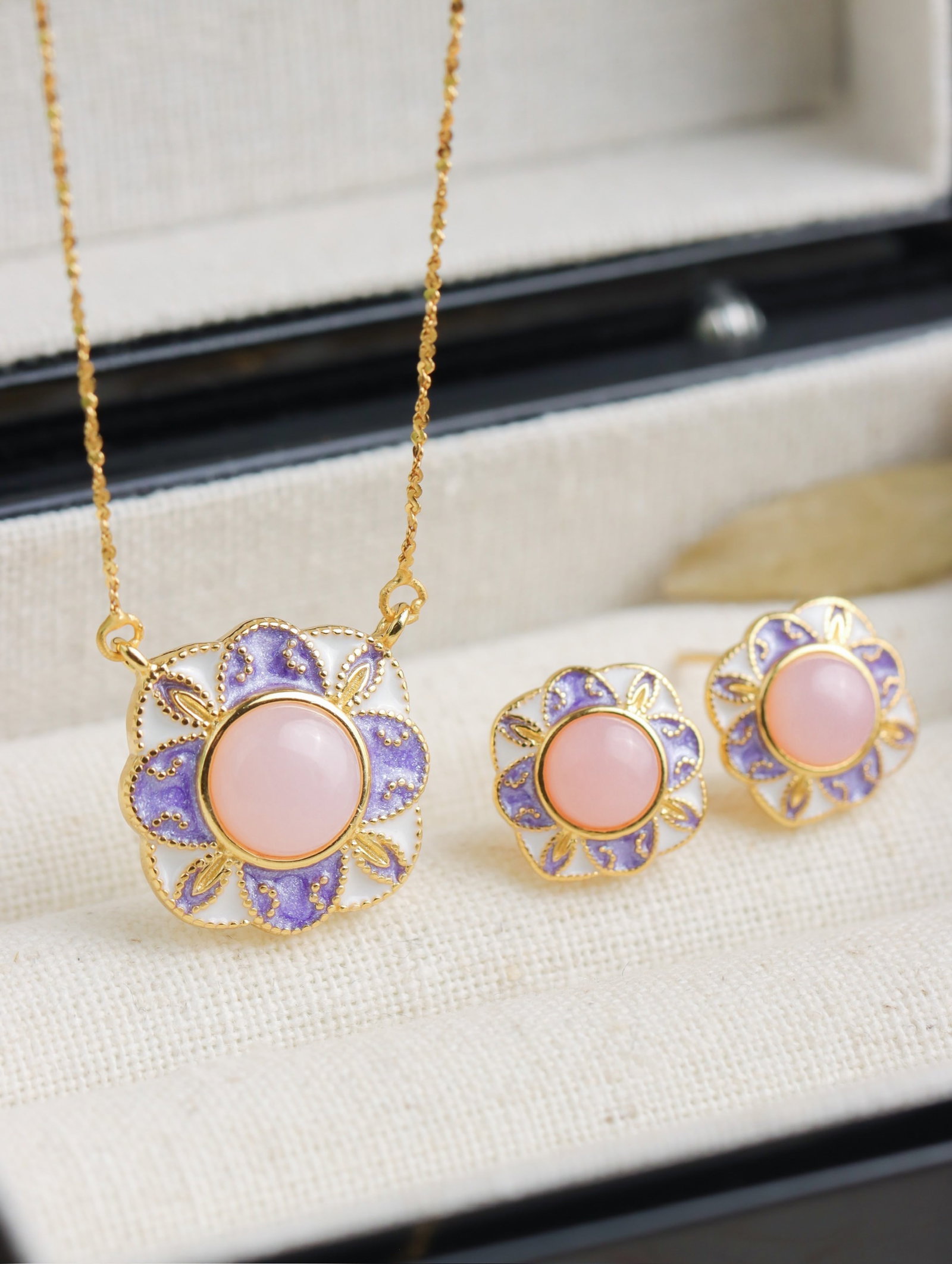A Set of Fine Sterling Silver-Gold Plated Inlaid Opal Enamel Jewelrys: A Set of Fine Sterling Silver-Gold Plated Inlaid Opal Enamel Jewelrys 一套纯银镀金镶蛋白石珐琅首饰